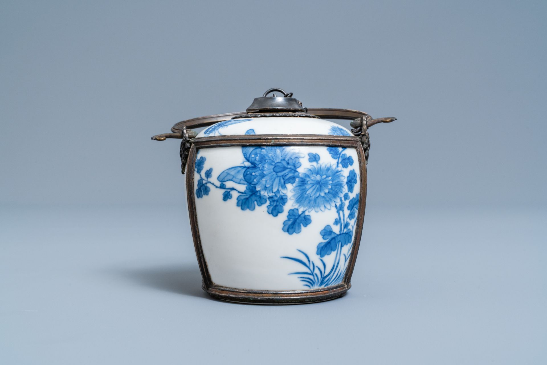 A Chinese blue and white Vietnamese market 'Bleu de Hue' water pipe, 19th C. - Image 2 of 8