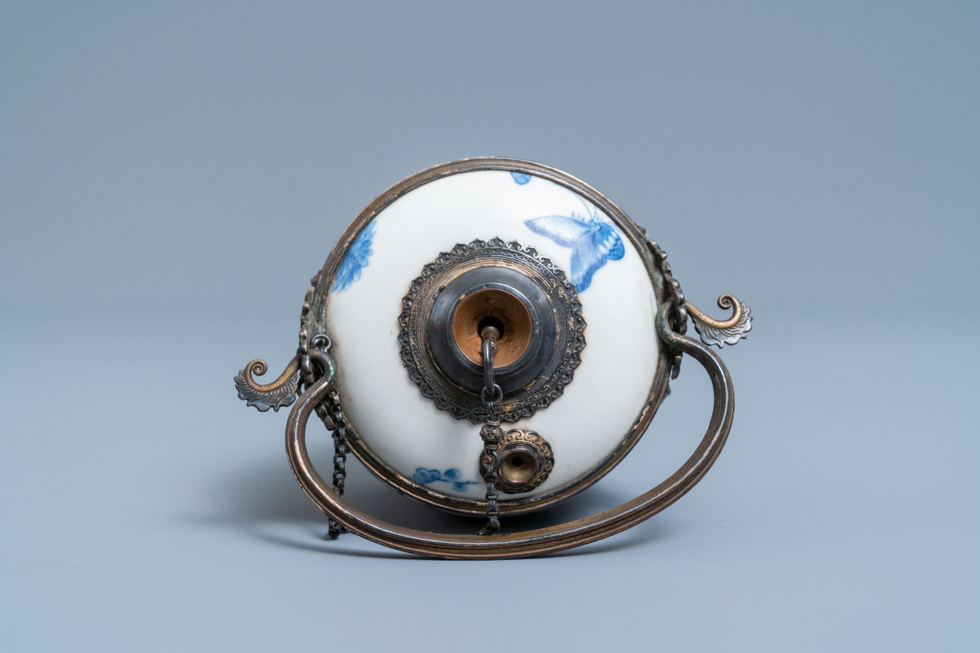 A Chinese blue and white Vietnamese market 'Bleu de Hue' water pipe, 19th C. - Image 6 of 8