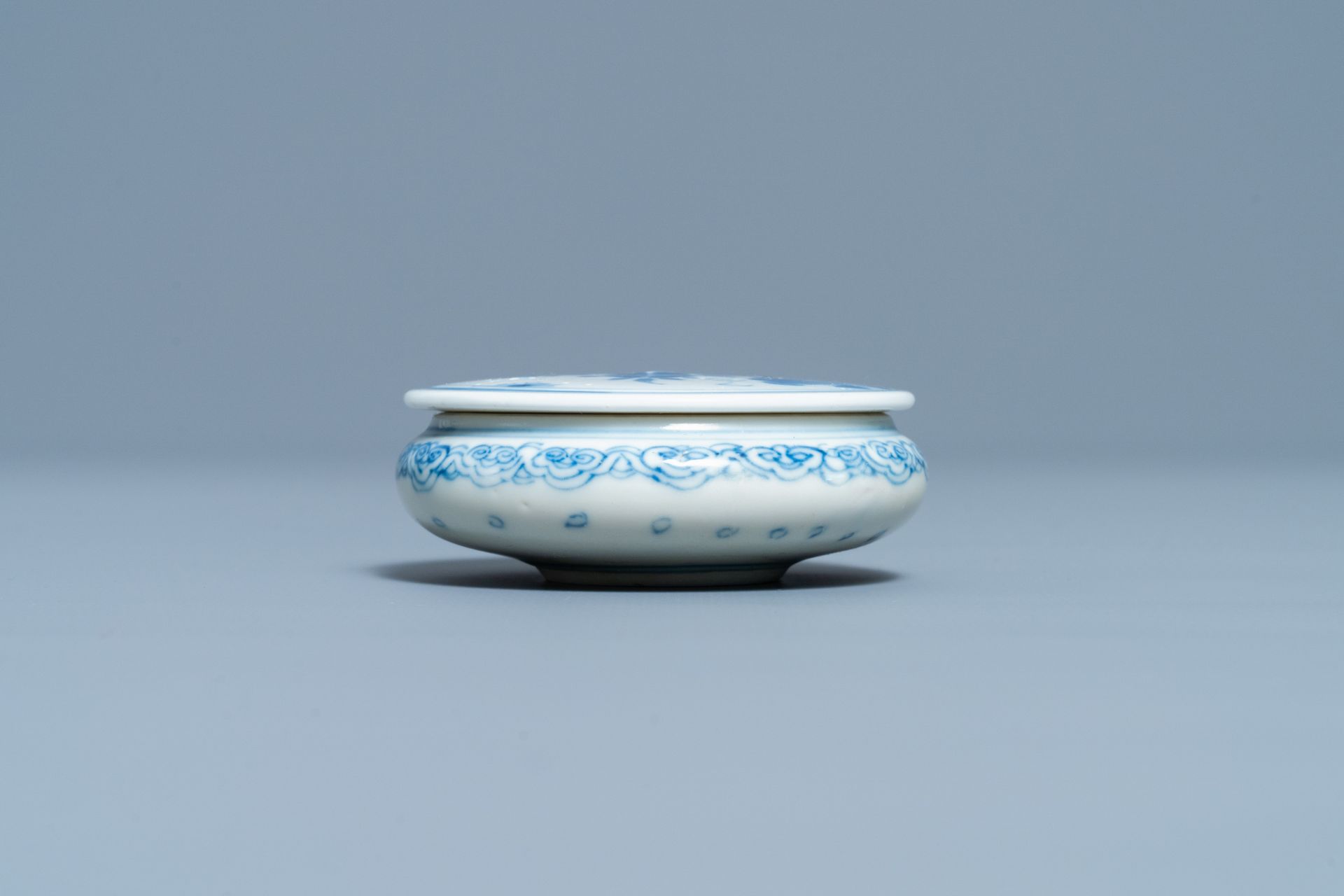 A rare Chinese blue and white 'erotical subject' box and cover, Kangxi - Image 6 of 8