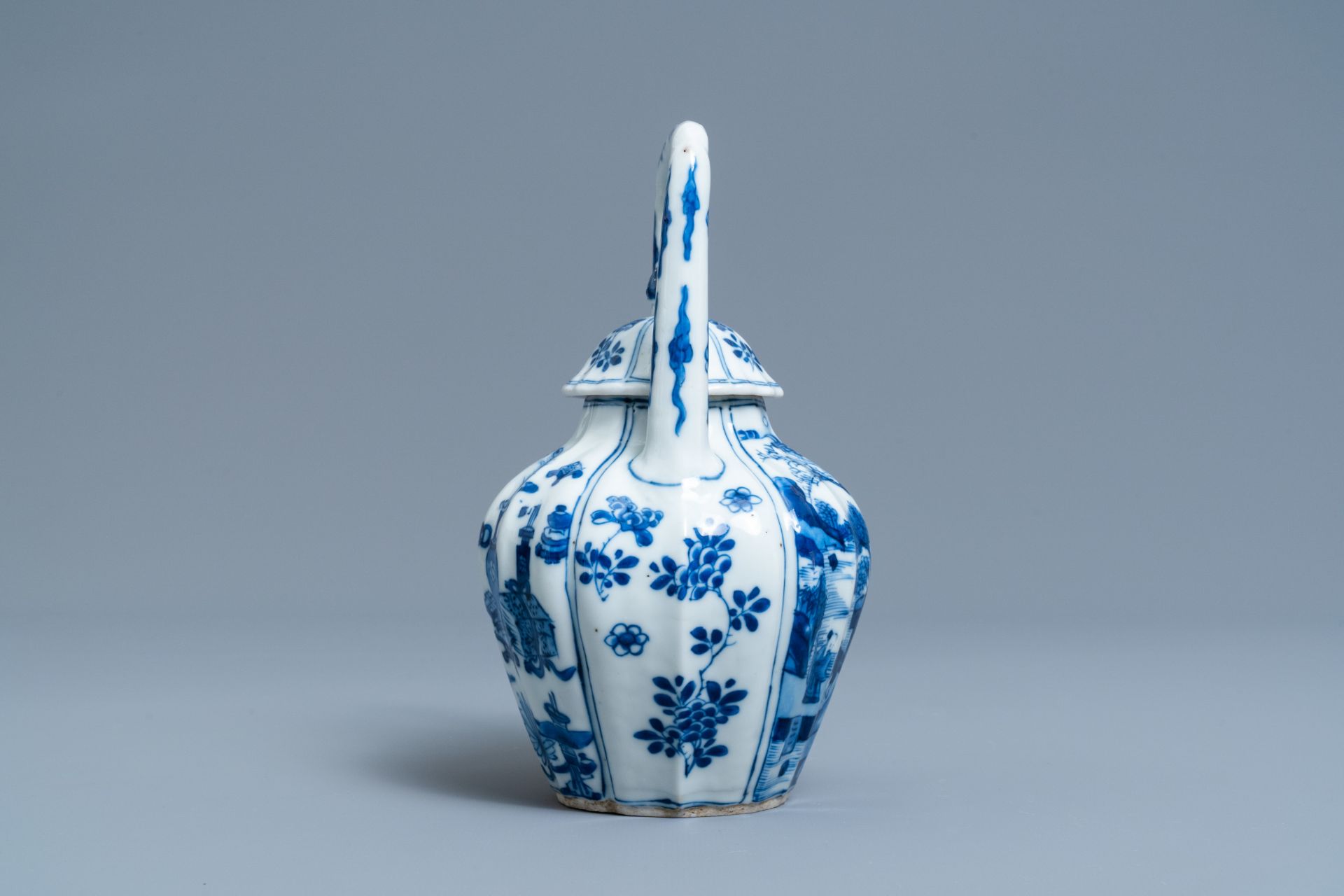 A ribbed Chinese blue and white teapot and cover, Kangxi - Image 5 of 7