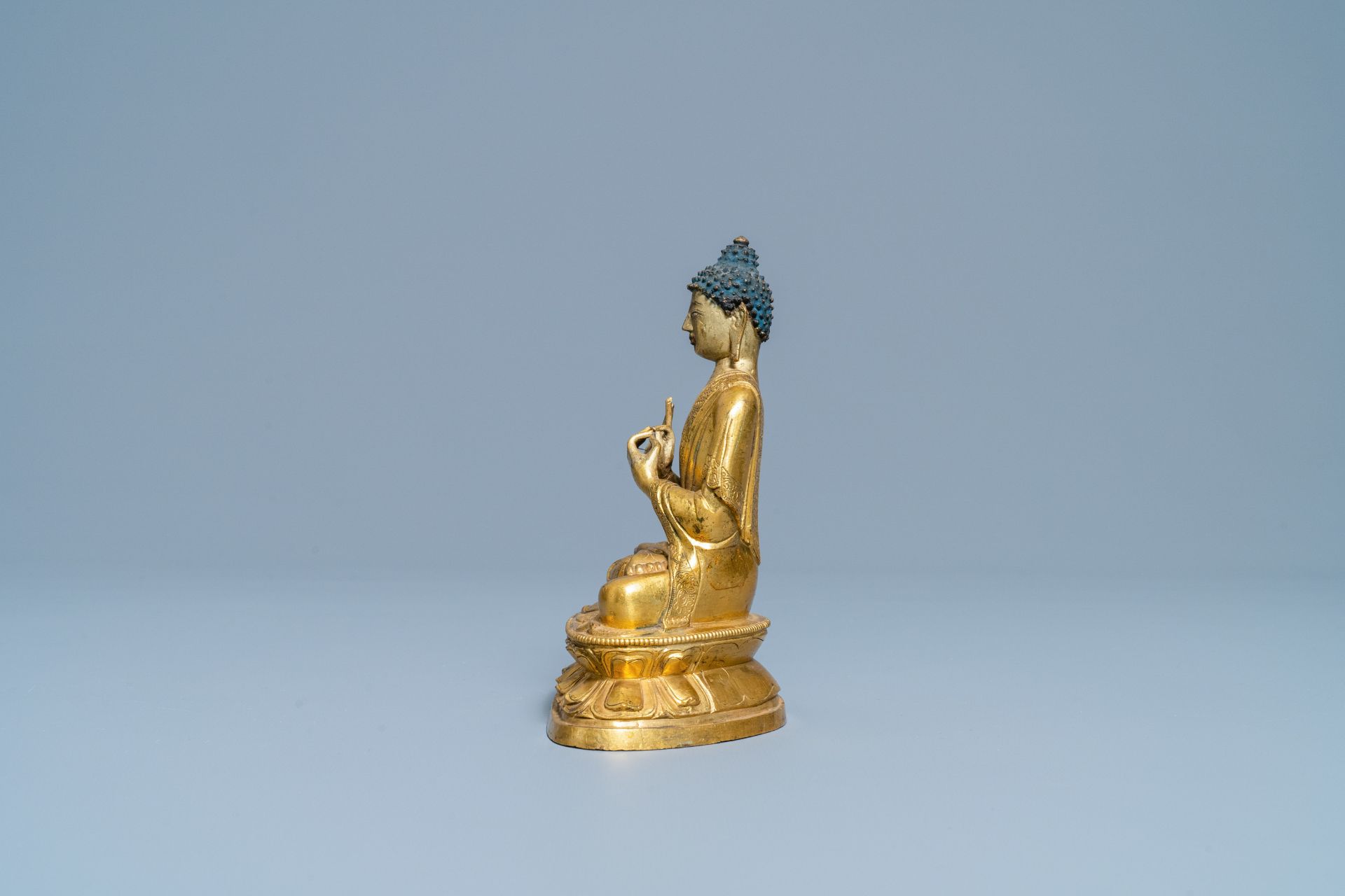 A Chinese gilt bronzen figure of Buddha, Kangxi - Image 2 of 7