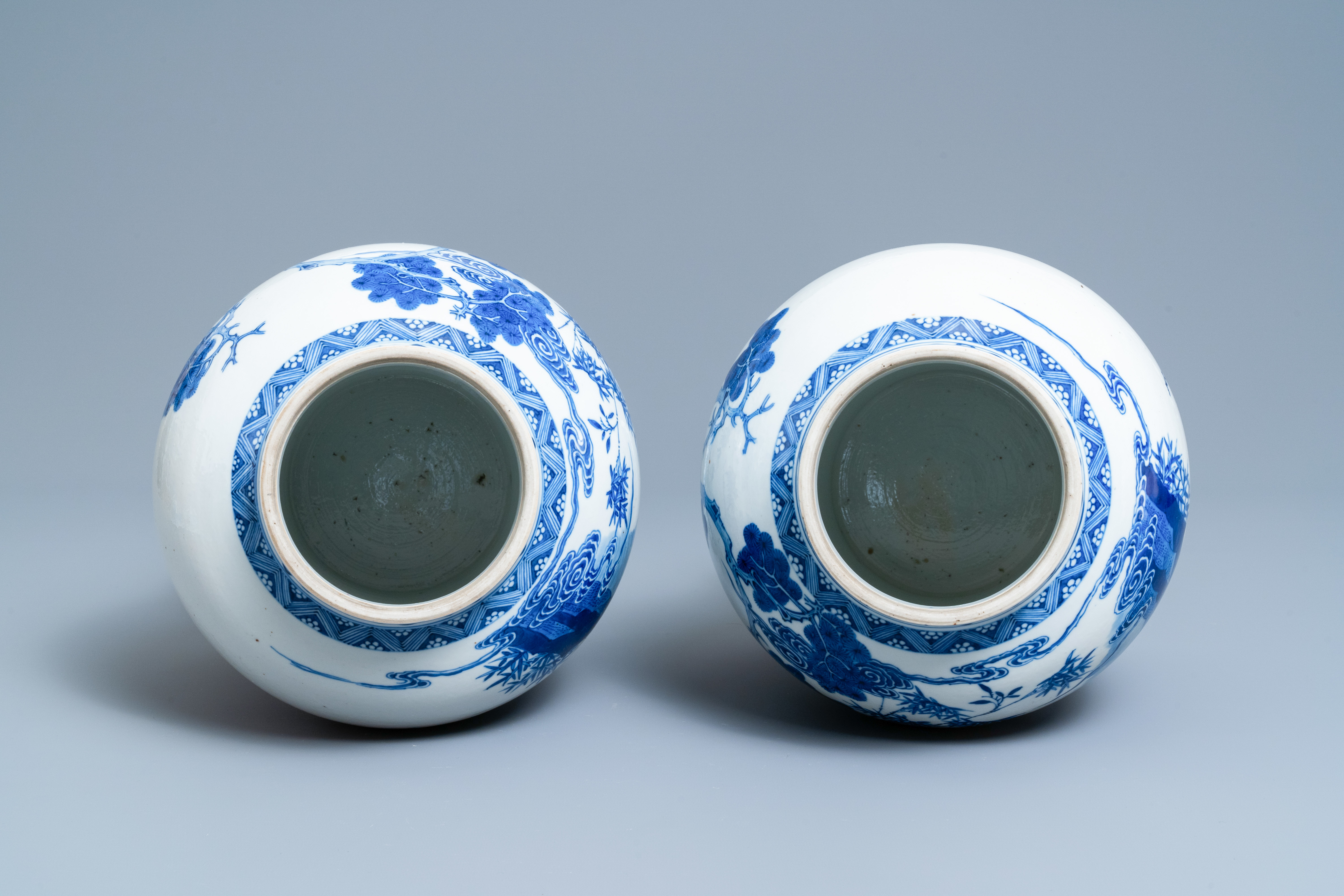 A pair of Chinese blue and white vases and covers with figures in a landscape, 19th C. - Image 5 of 8