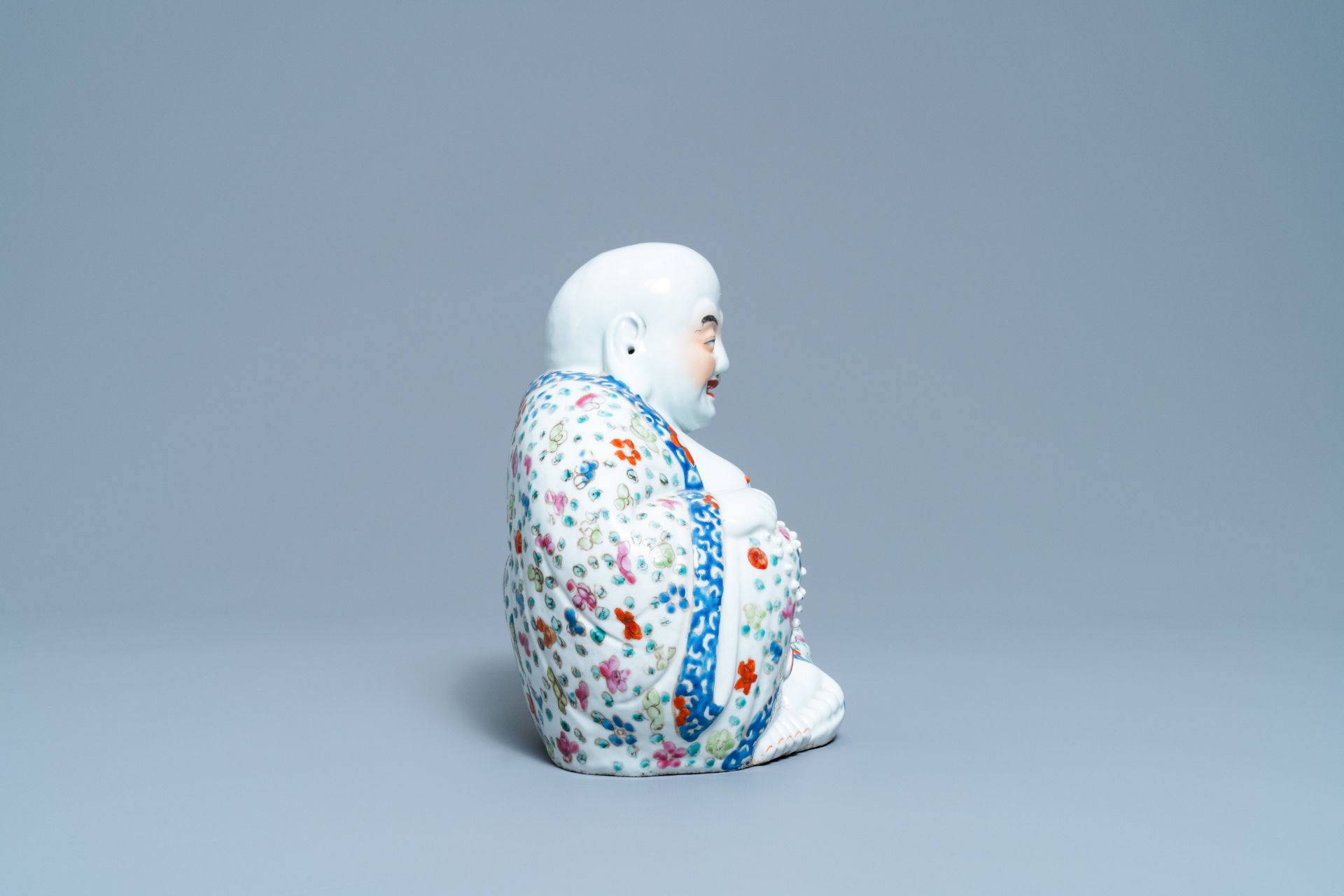 A Chinese famille rose figure of Buddha, 19/20th C. - Image 4 of 6