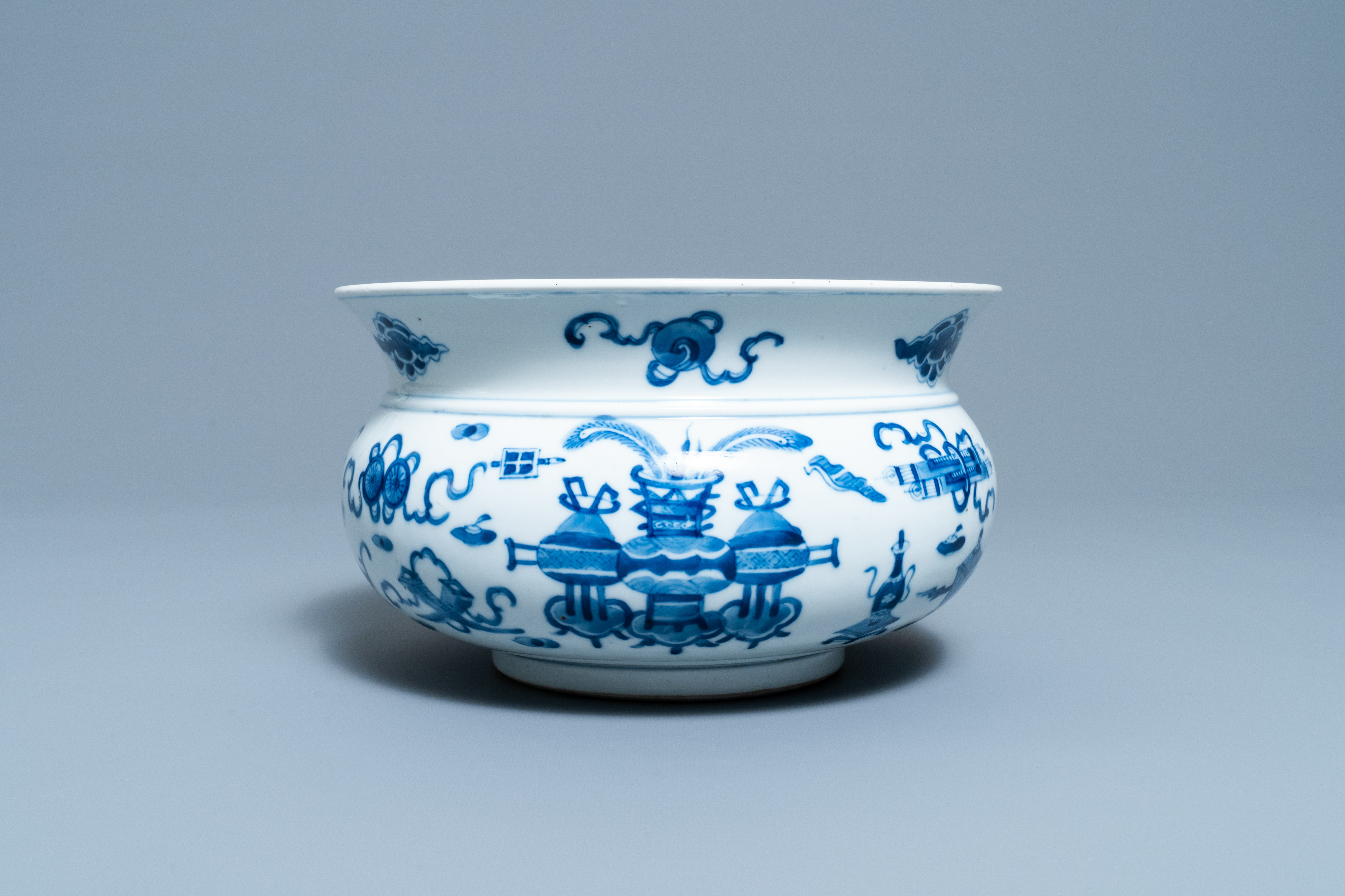 A Chinese blue and white 'antiquities' censer, 19th C. - Image 3 of 7