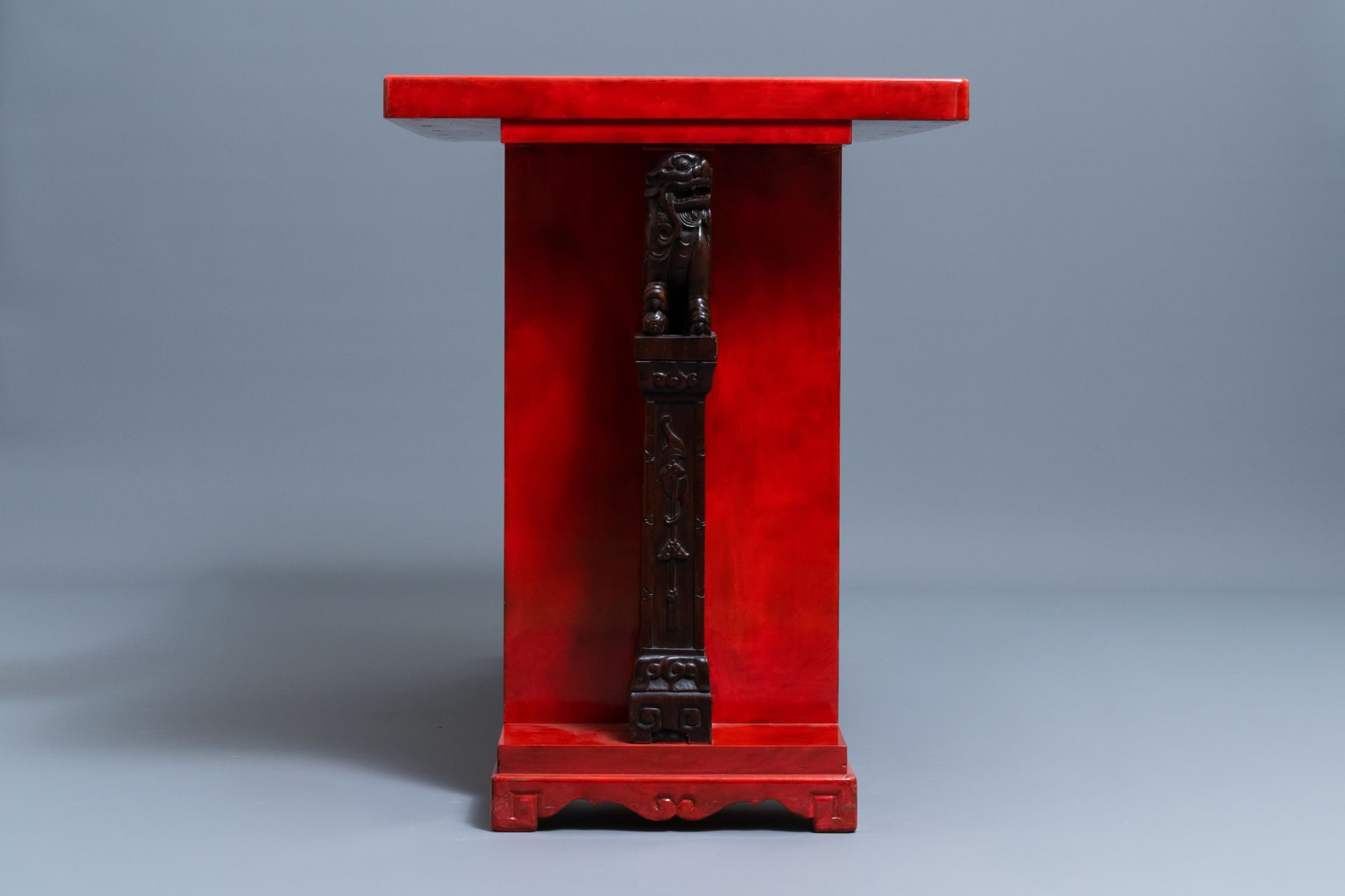 A Chinese qianjiang cai plaque mounted in a wooden table, 19/20th C. - Image 5 of 12