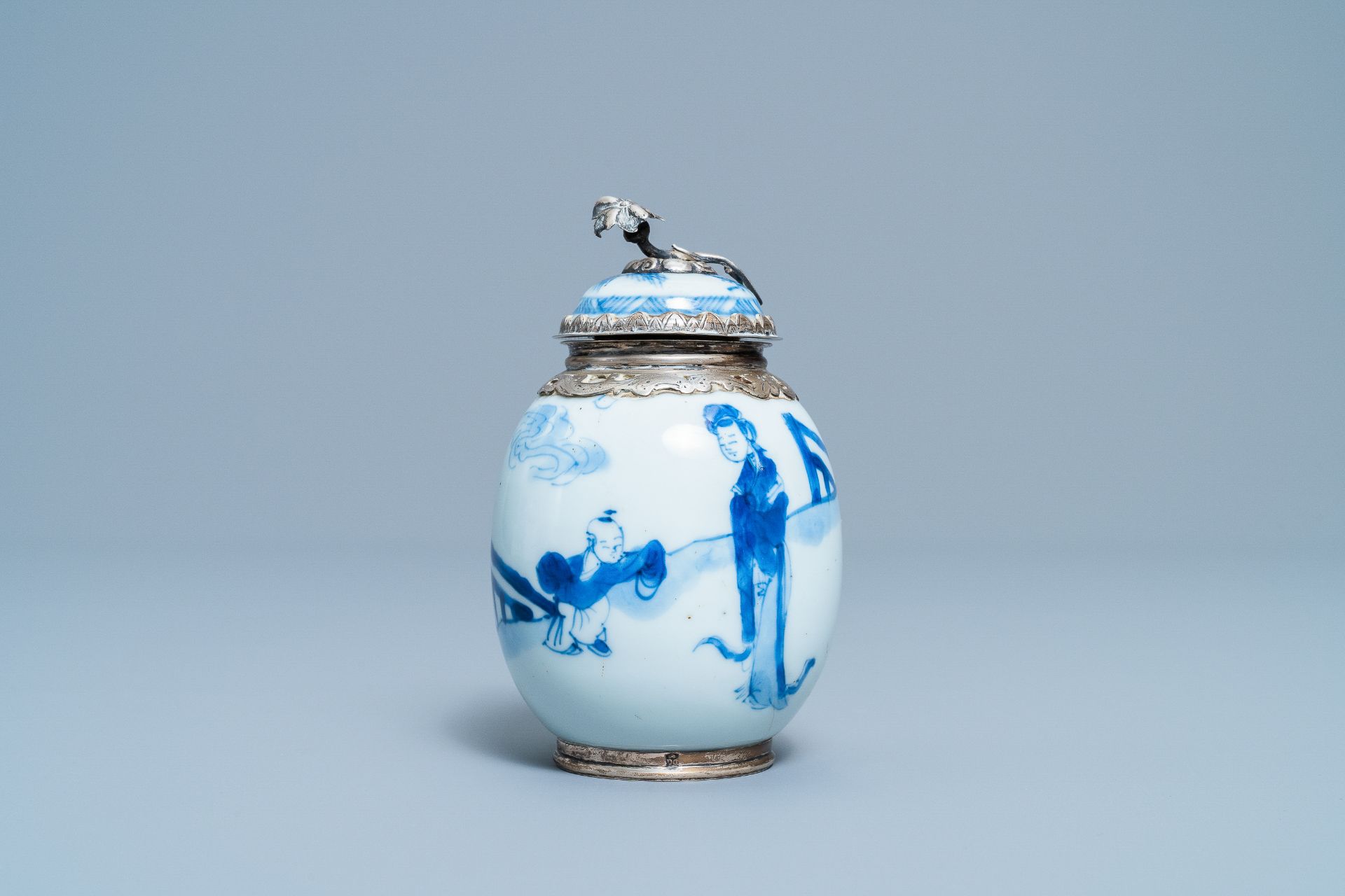 A Chinese blue and white tea caddy with Dutch silver mounts, Kangxi - Image 2 of 10