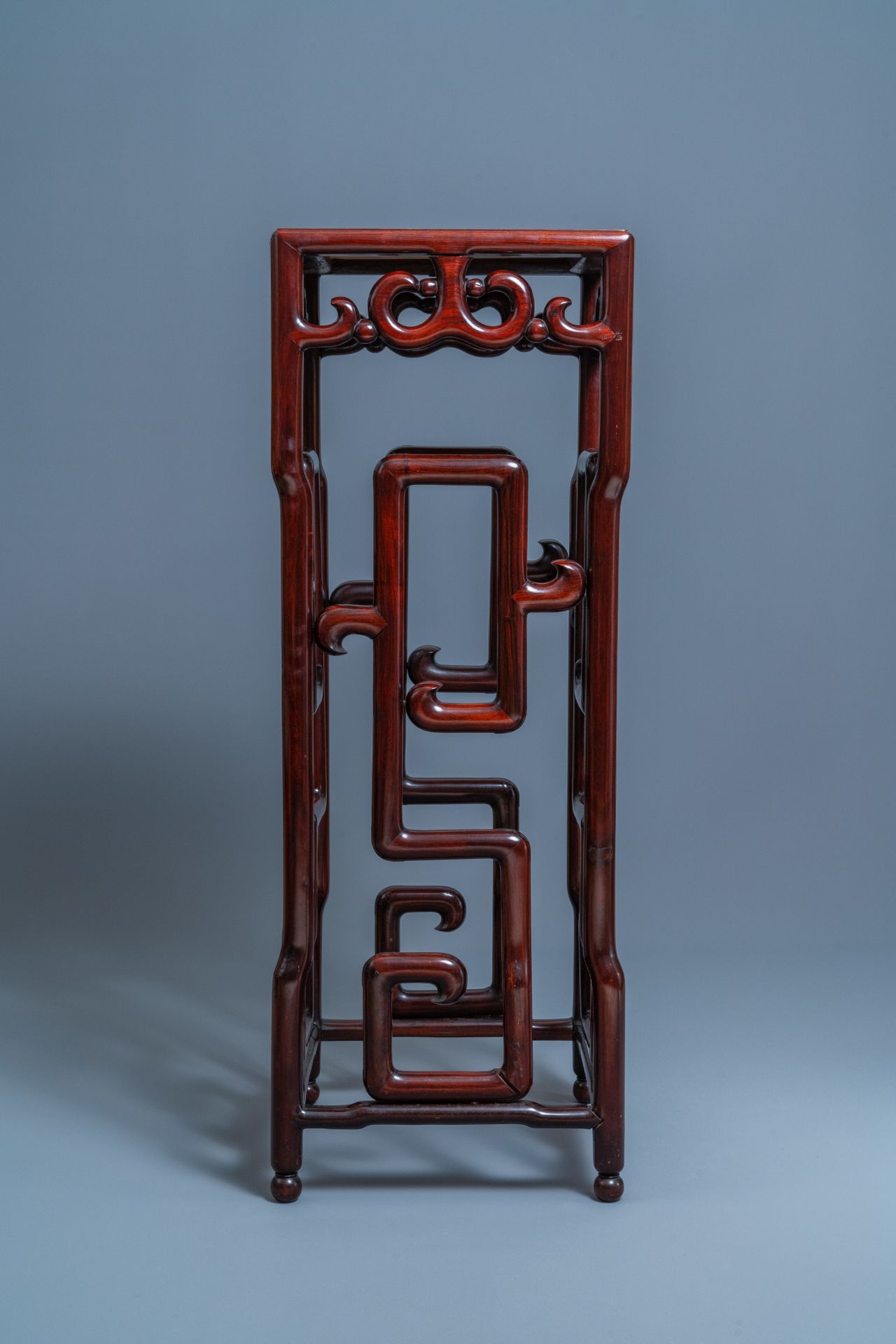 A tall Chinese marble-inlaid wooden stand, 20th C. - Image 5 of 11