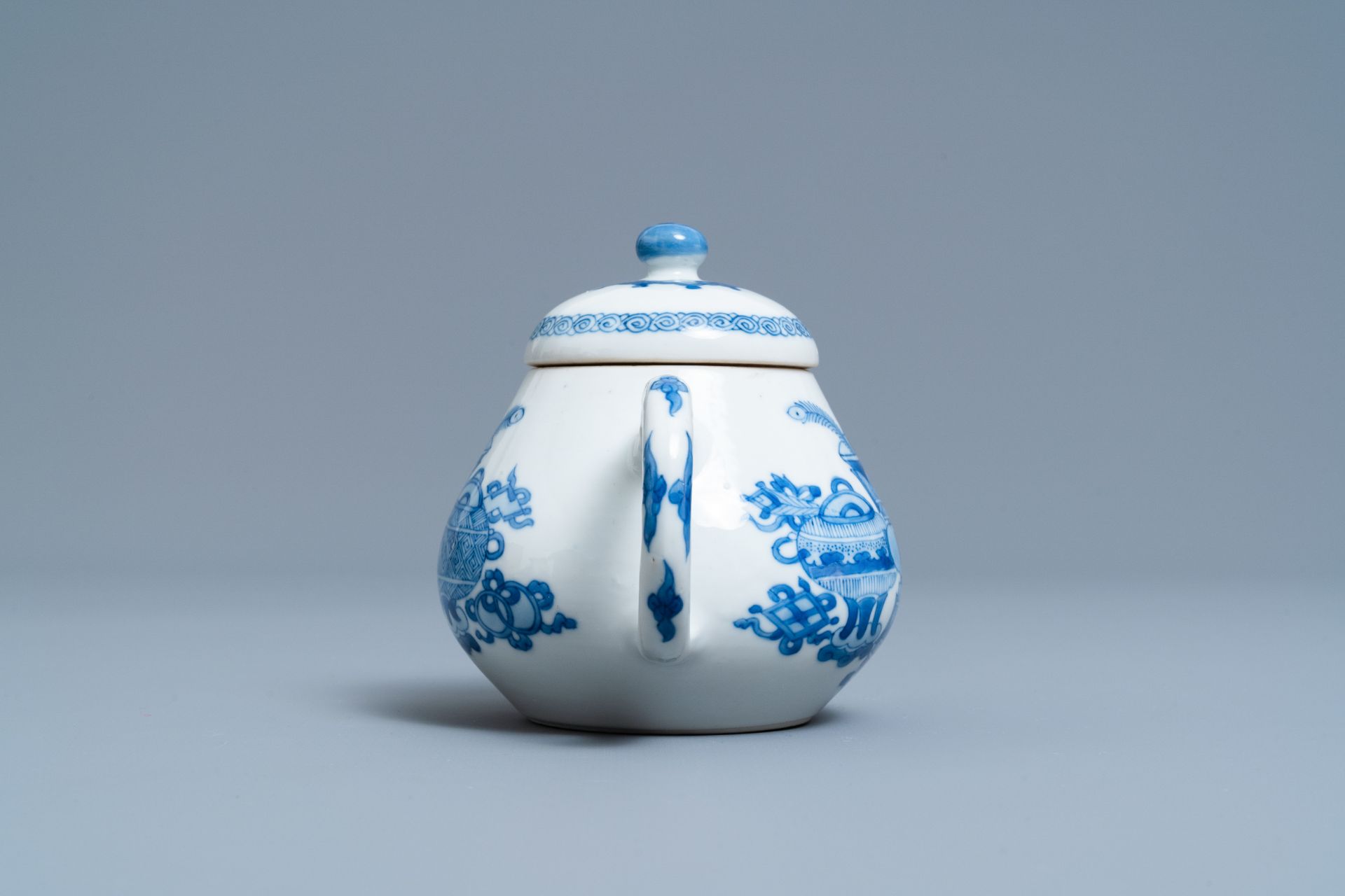 A Chinese blue and white teapot and cover with antiquities, Jiajing mark, Kangxi - Image 5 of 7