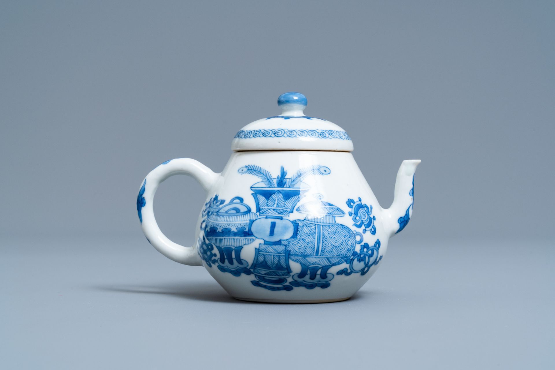 A Chinese blue and white teapot and cover with antiquities, Jiajing mark, Kangxi - Image 4 of 7