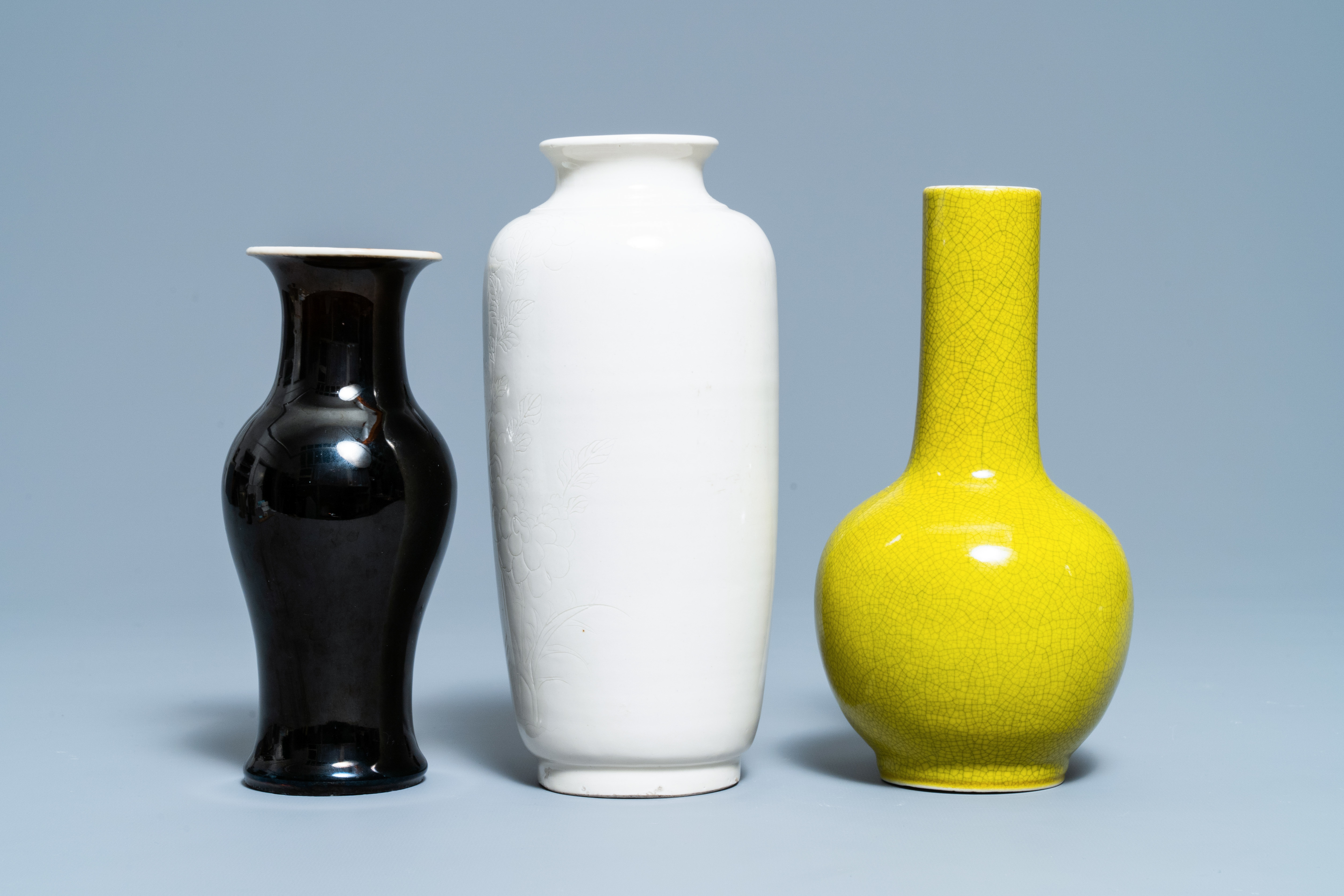 A varied collection of four monochrome Chinese and Japanese vases and a censer, 19/20th C. - Image 3 of 13