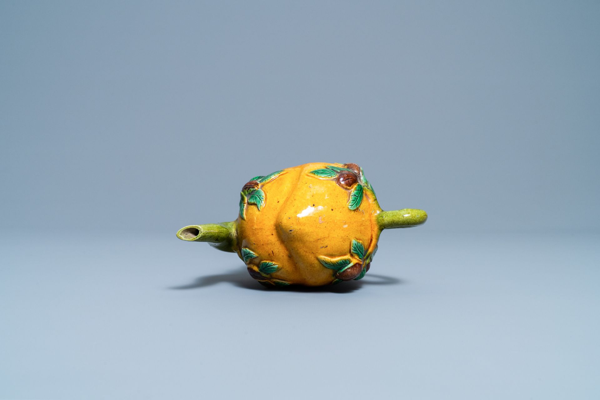 A Chinese sancai-glazed peach-shaped cadogan teapot, 19th C. - Image 6 of 7