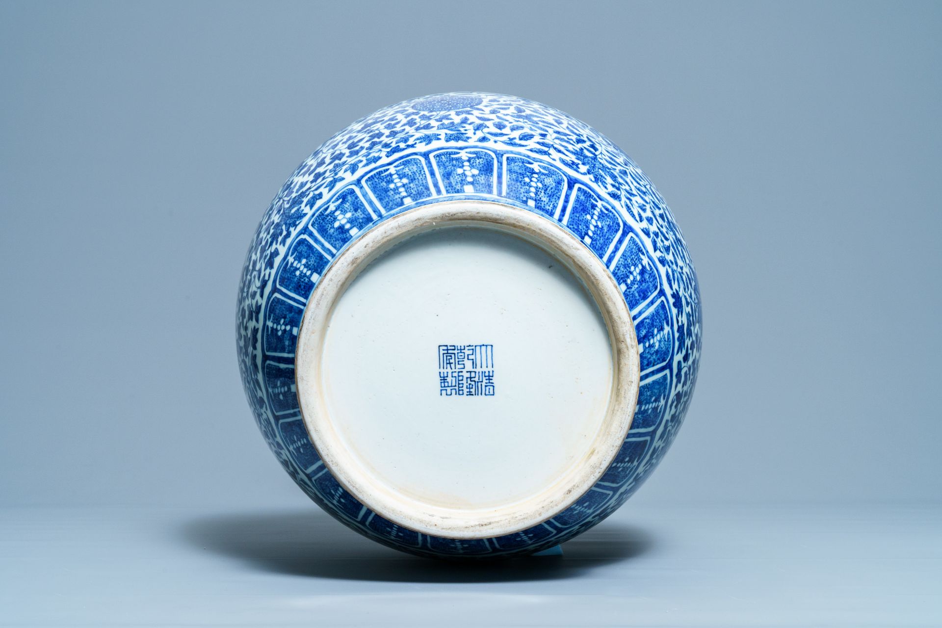 A large Chinese blue and white 'hu' vase with floral scrolls, Qianlong mark, 19th C - Bild 5 aus 6