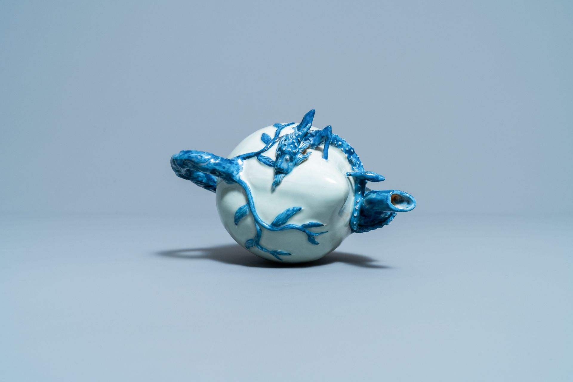 A Chinese blue and white peach-shaped cadogan teapot, 19th C. - Image 6 of 7