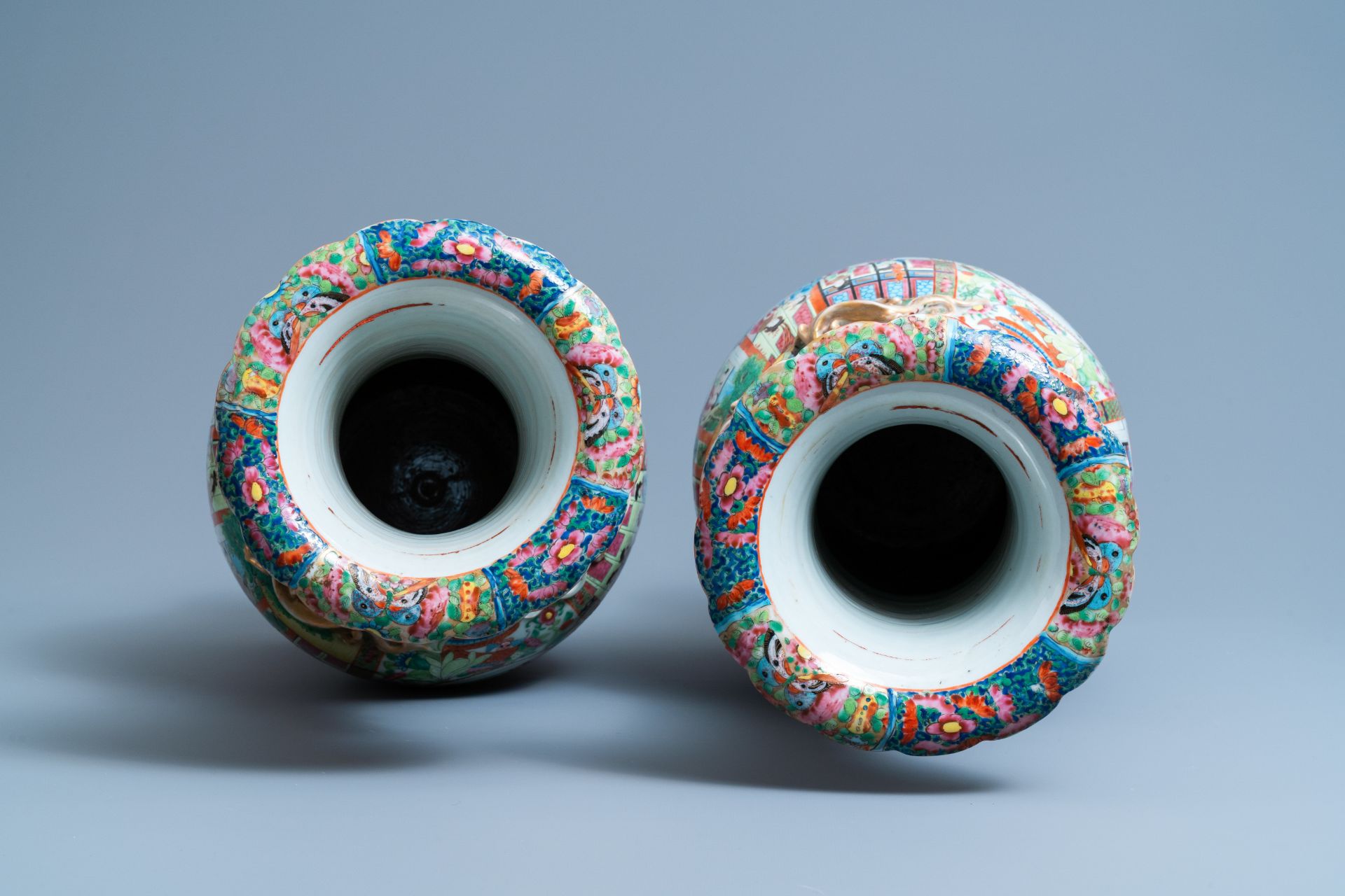 A pair of Chinese Canton famille rose vases, 19th C. - Image 5 of 6