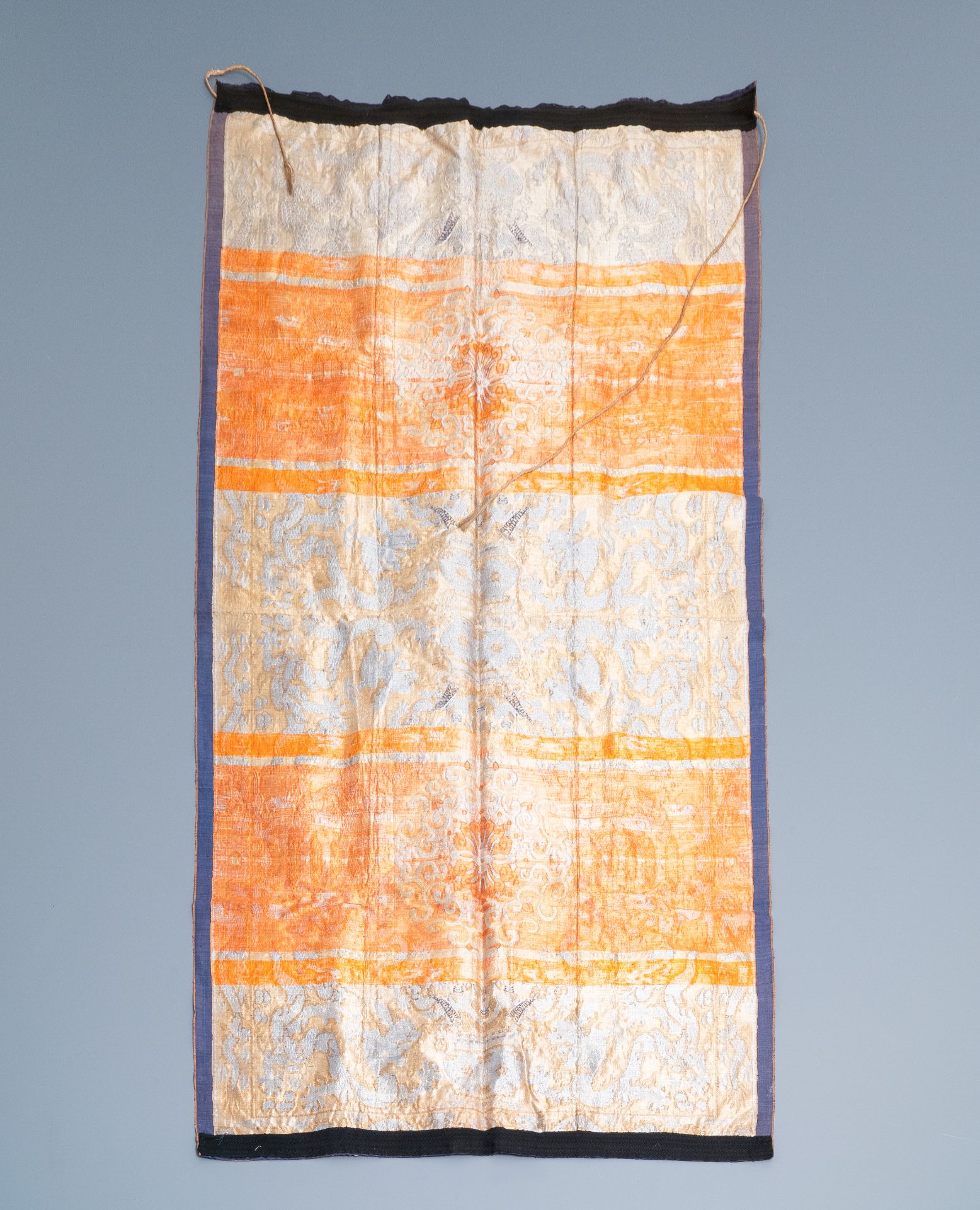 A large Chinese rectangular embroidered 'kesi' silk cloth, 18/19th C. - Image 2 of 4