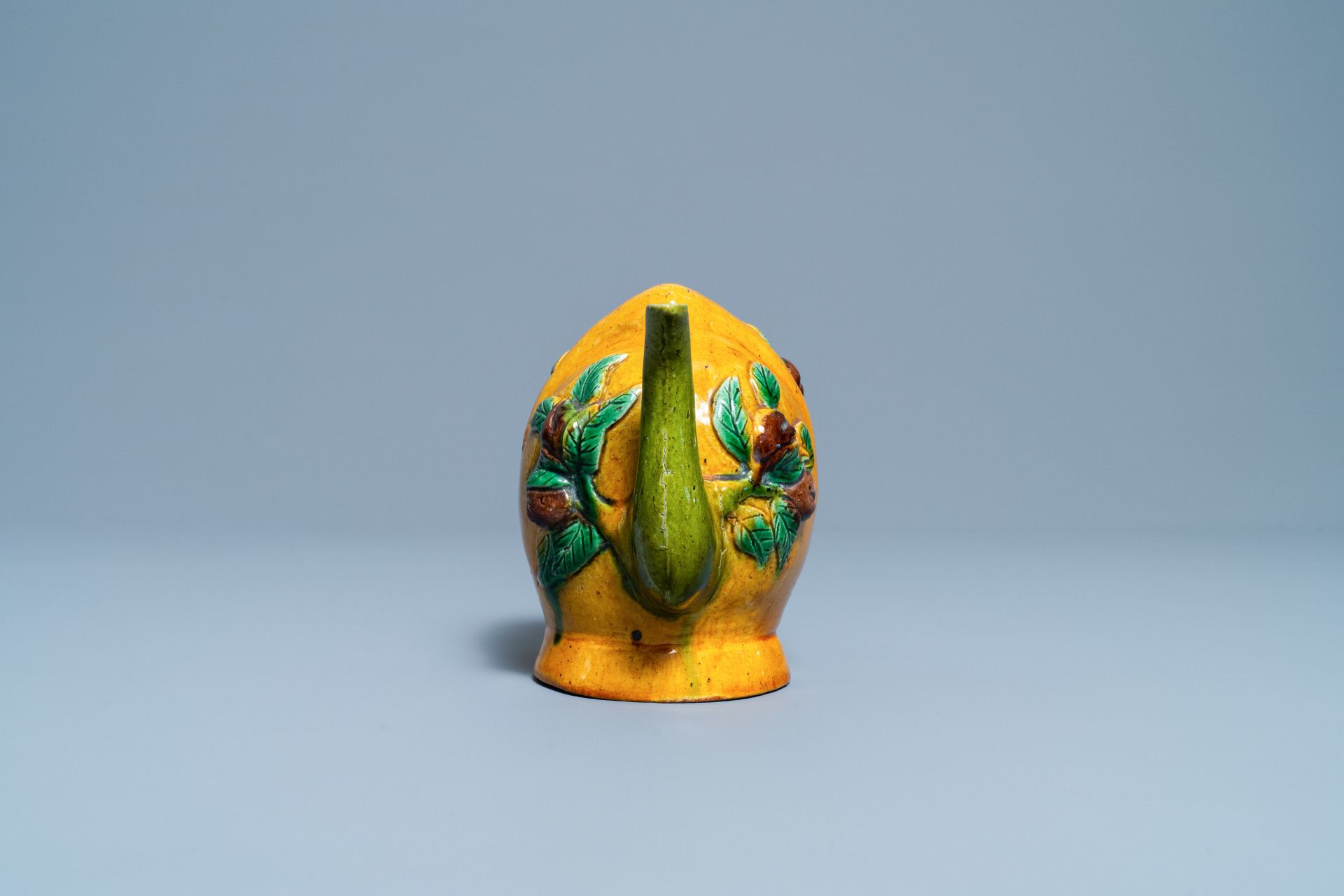 A Chinese sancai-glazed peach-shaped cadogan teapot, 19th C. - Image 5 of 7