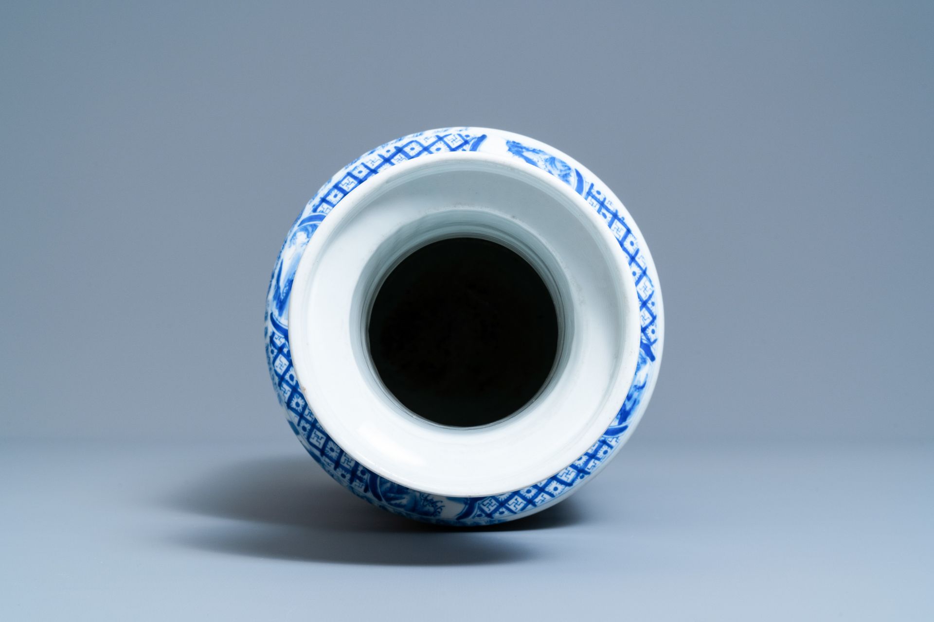 A Chinese blue and white rouleau vase, Kangxi mark, 19/20th C. - Image 5 of 6