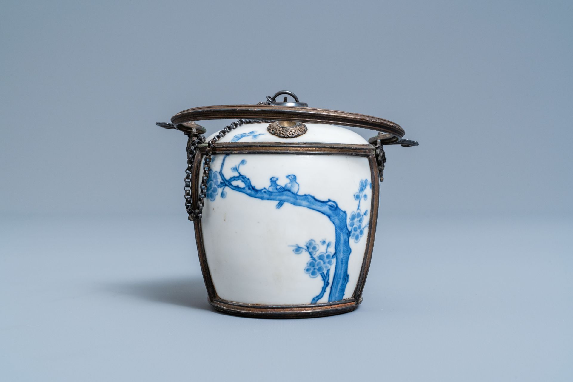 A Chinese blue and white Vietnamese market 'Bleu de Hue' water pipe, 19th C. - Image 4 of 8