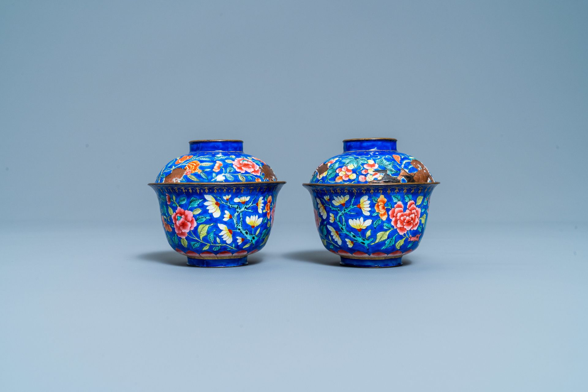 A pair of Vietnamese Phap Lam Hue enamel covered bowls on stands, 18/19th C. - Image 5 of 10