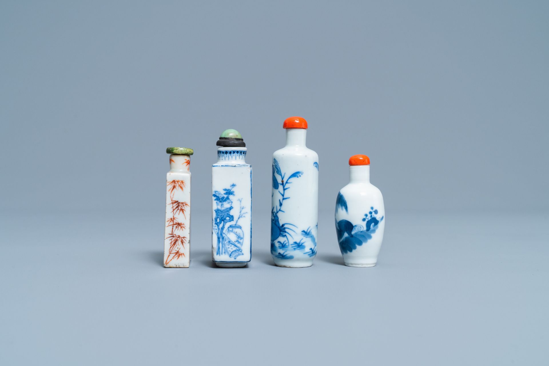 Four Chinese blue and white and iron-red snuff bottles, 19/20th C. - Image 2 of 5