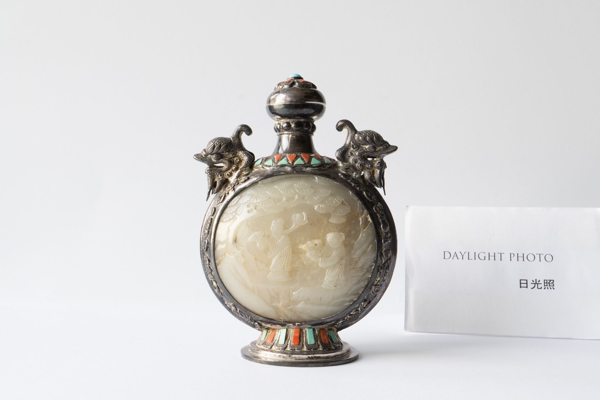 A Chinese jade-, coral- and turquoise-inlaid silver snuff bottle, 19th C. - Image 7 of 8