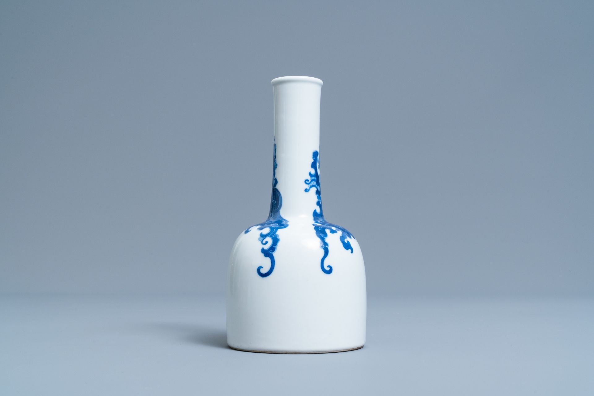 A Chinese blue and white mallet 'phoenix' vase, Kangxi mark, 19/20th C. - Image 2 of 6