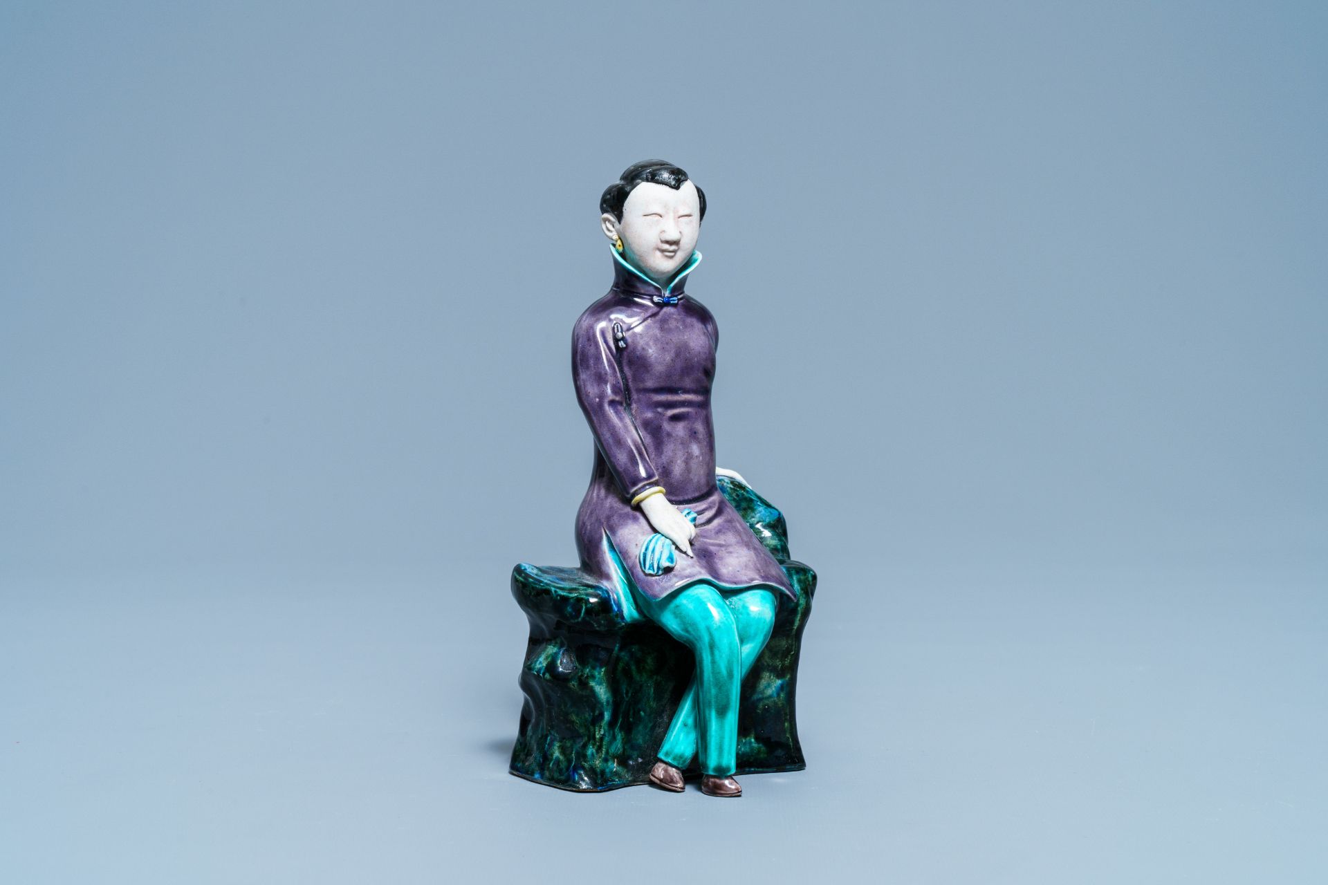 A Chinese polychrome porcelain figure of a seated lady, 19/20th C.