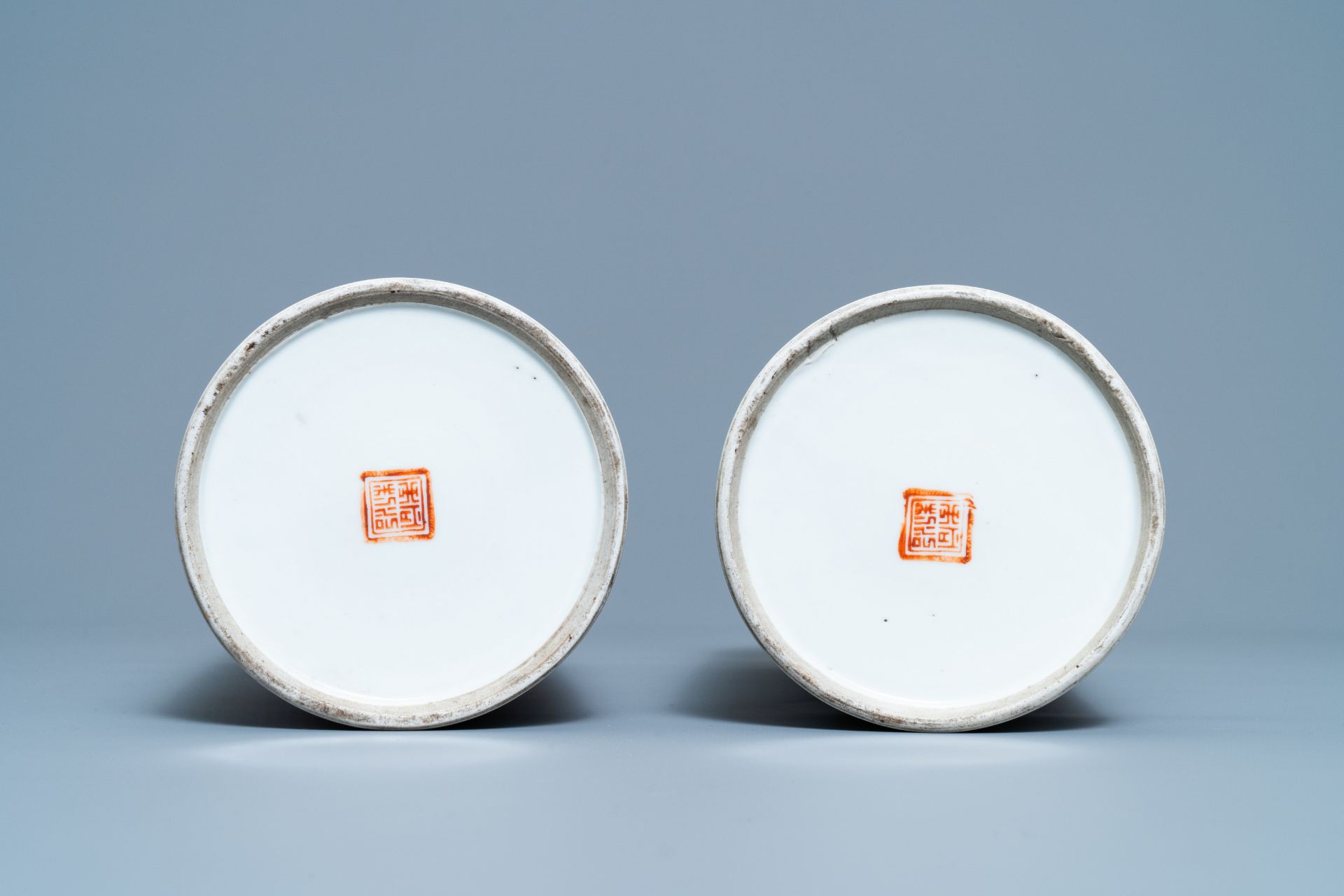 A pair of reticulated Chinese famille rose '100 boys' hat stands, Qianlong mark, 19th C. - Image 6 of 6