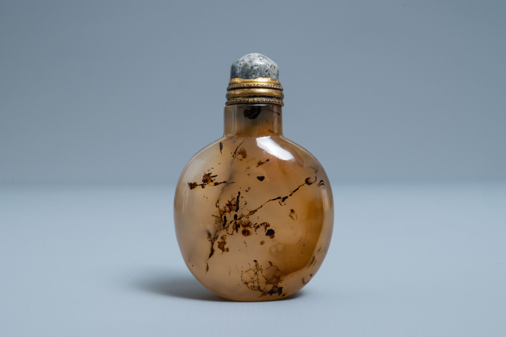 A Chinese agate snuff bottle, 19th C. - Image 3 of 6