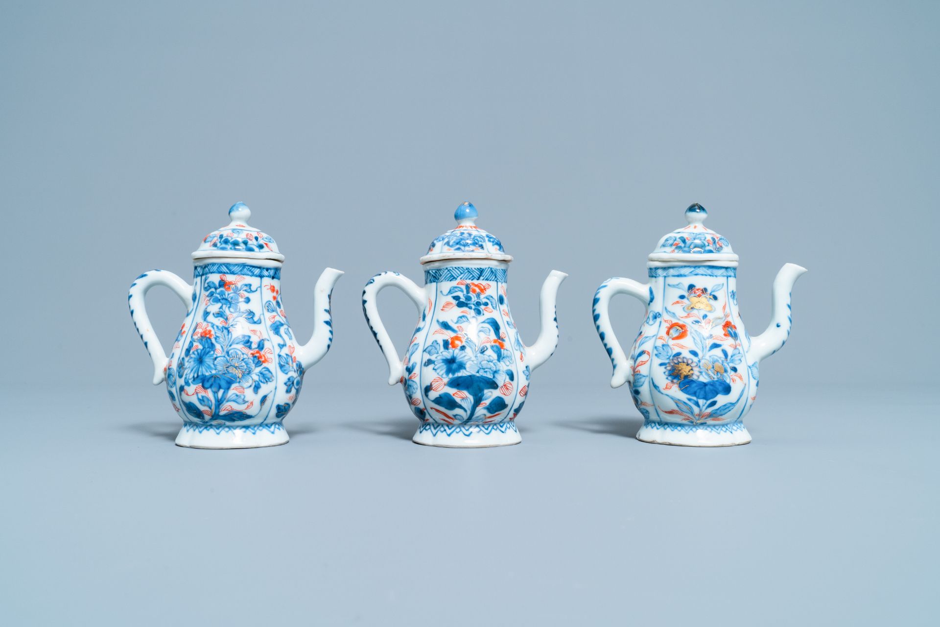 Three Chinese Imari-style covered jugs on stand, Kangxi - Image 6 of 9