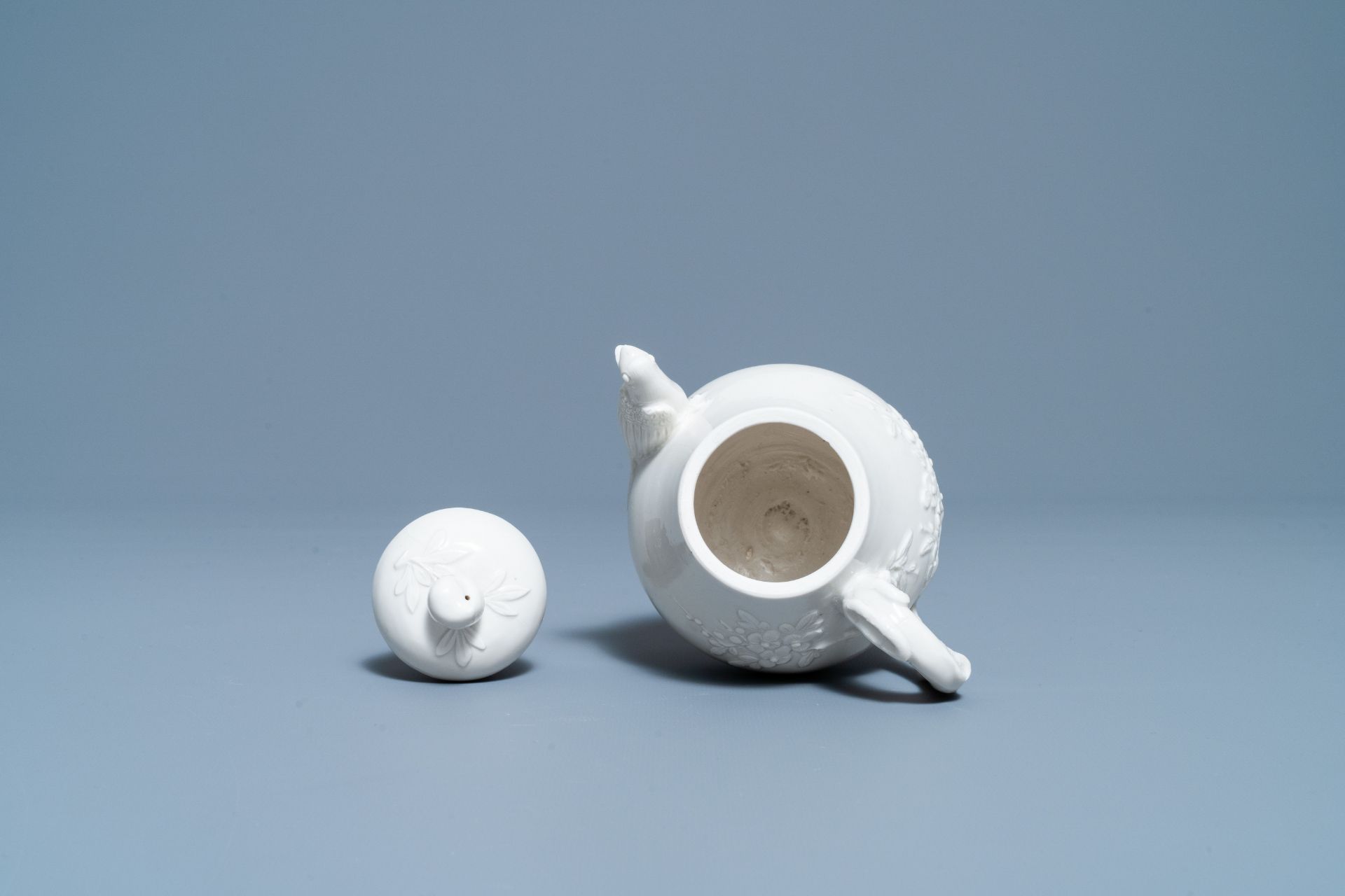 A Chinese Dehua blanc de Chine teapot, inscribed Yi Gong, 18/19th C. - Image 6 of 9