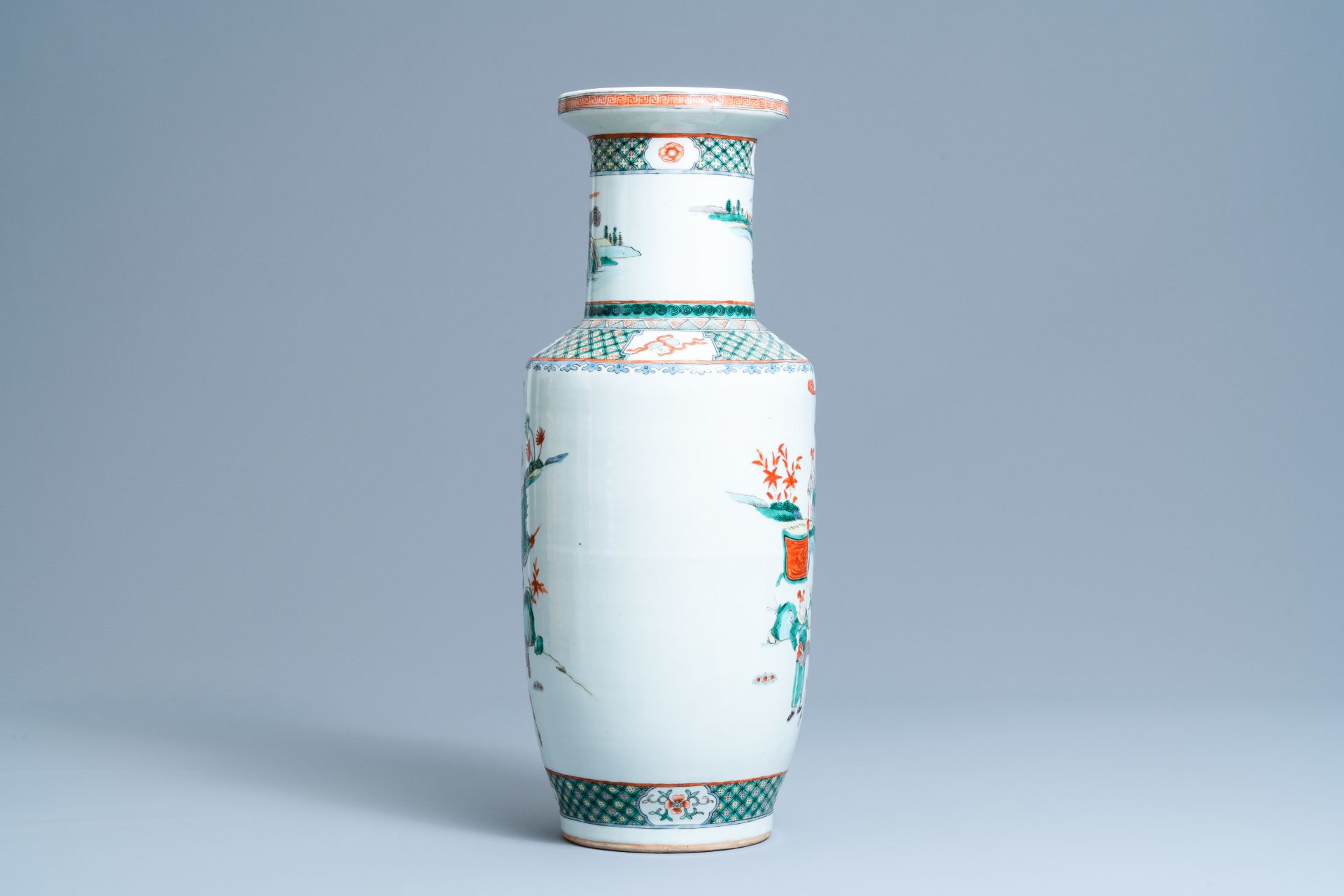 A Chinese famille verte rouleau 'battle scene' vase, 19th C. - Image 3 of 6