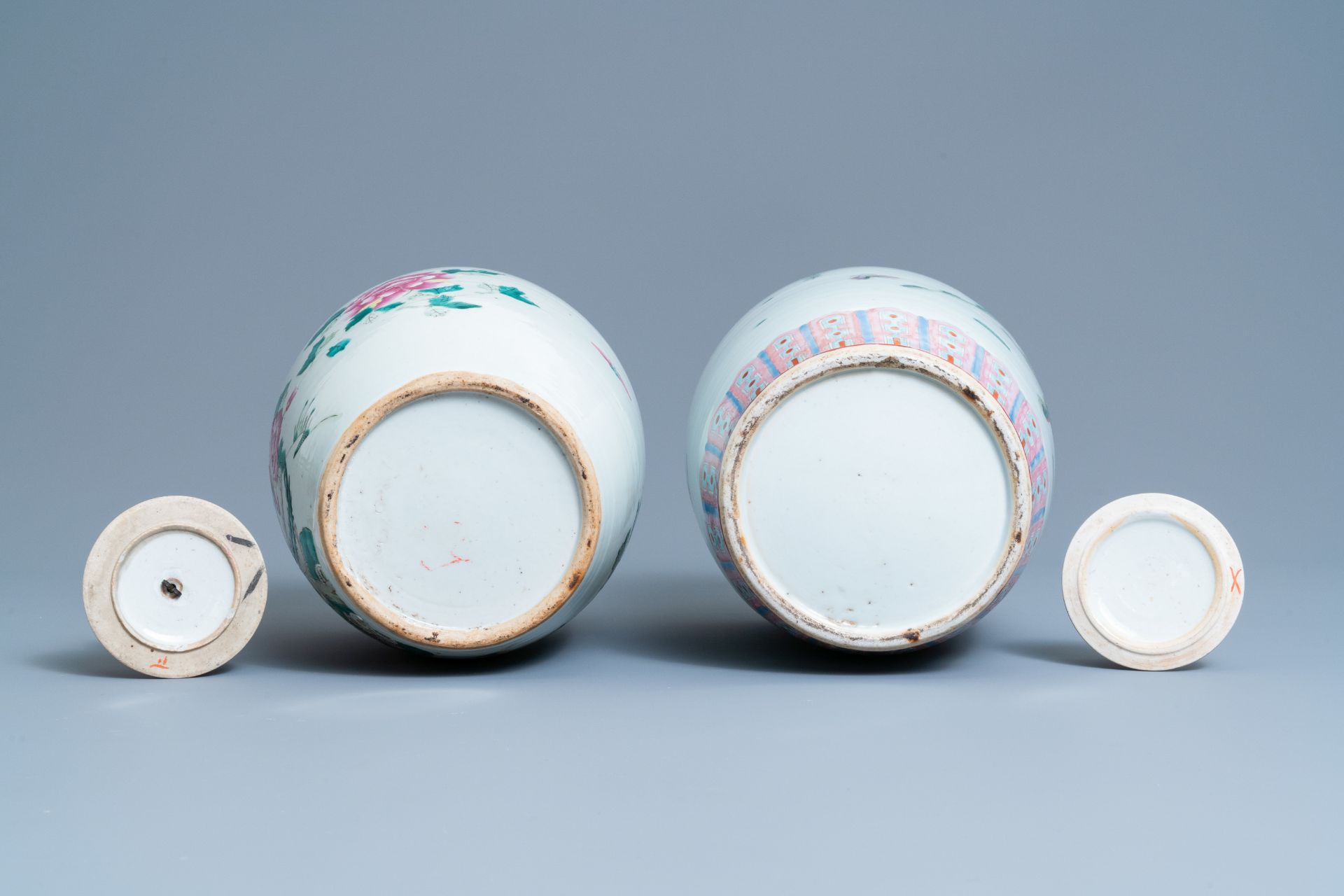 Four Chinese famille rose and qianjiang cai jars and covers, 19/20th C. - Image 9 of 9