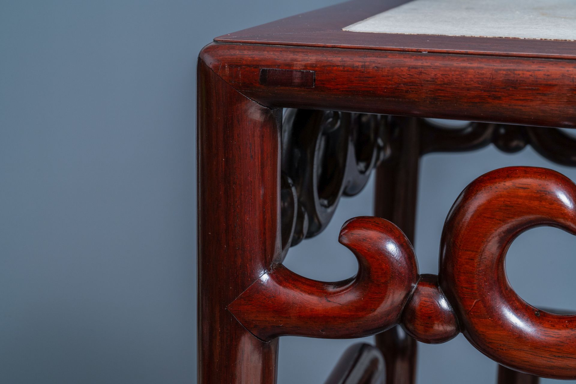 A tall Chinese marble-inlaid wooden stand, 20th C. - Image 10 of 11