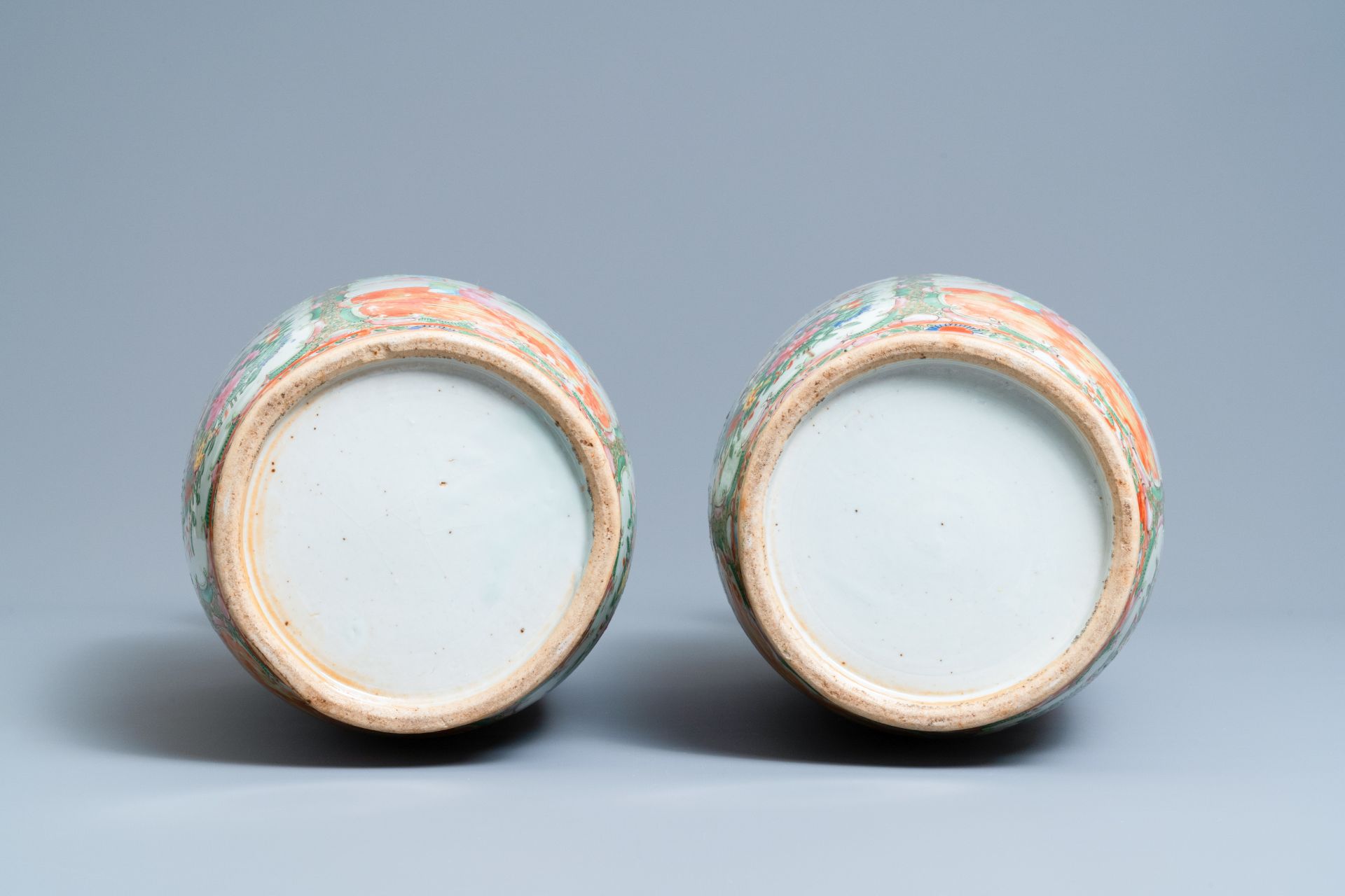 A pair of Chinese Canton famille rose rouleau vases, 19th C. - Image 6 of 6