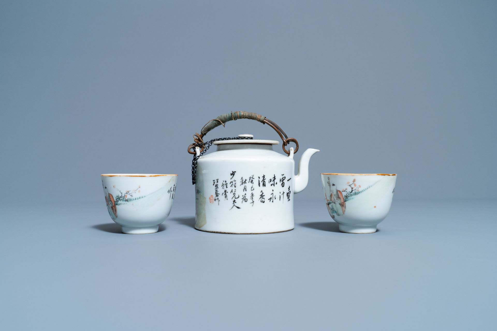 A Chinese qianjiang cai teapot and two cups and saucers, 19/20th C. - Image 6 of 9