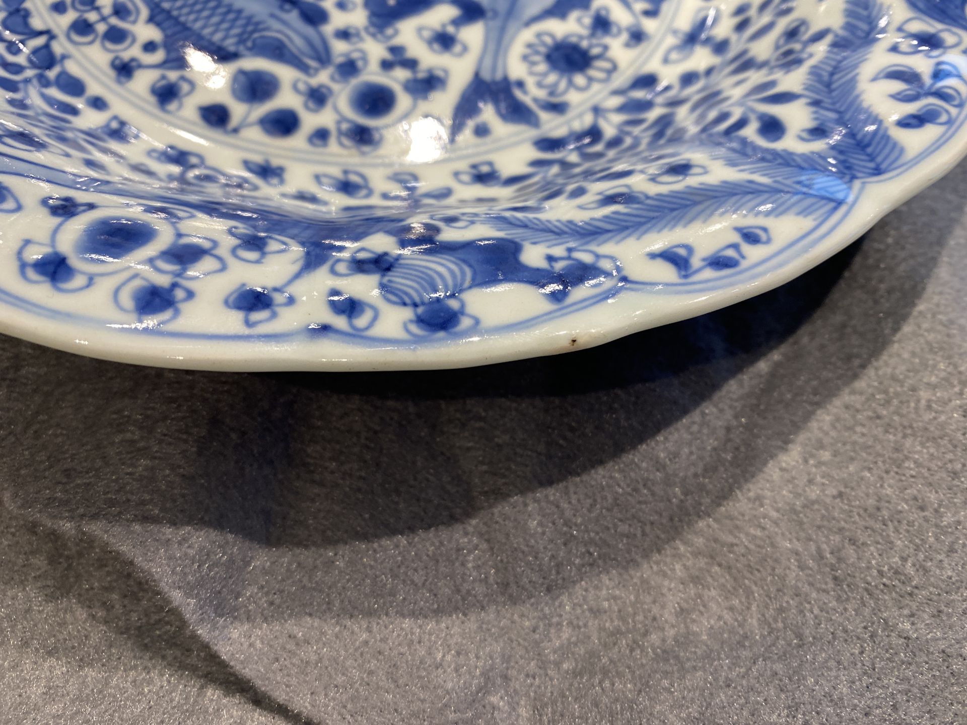 A Chinese blue and white lobed dish with fish, Kangxi - Image 6 of 7