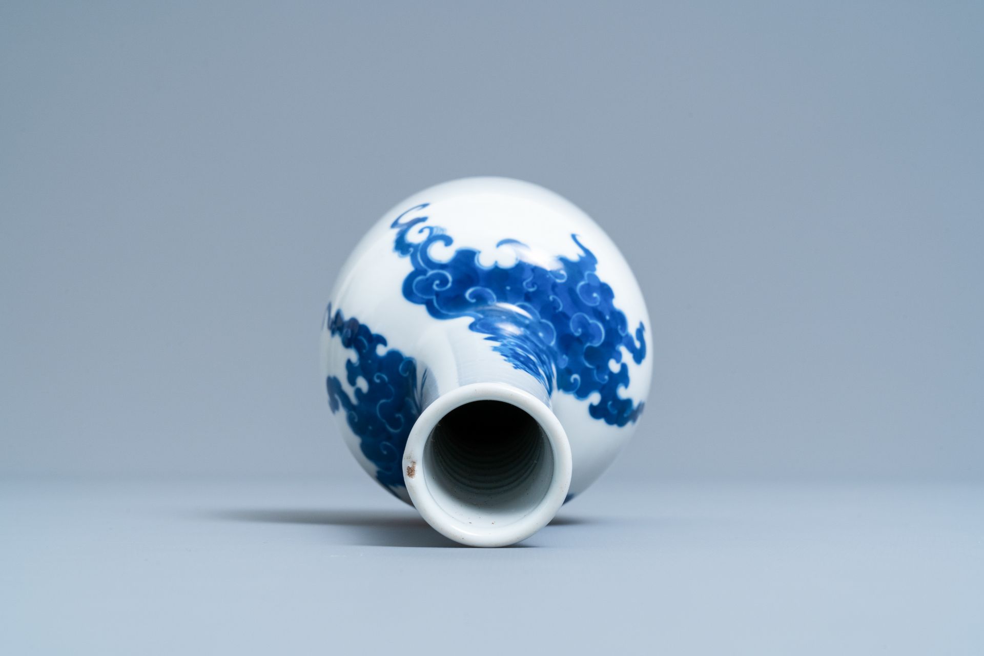A Chinese blue and white mallet 'phoenix' vase, Kangxi mark, 19/20th C. - Image 5 of 6