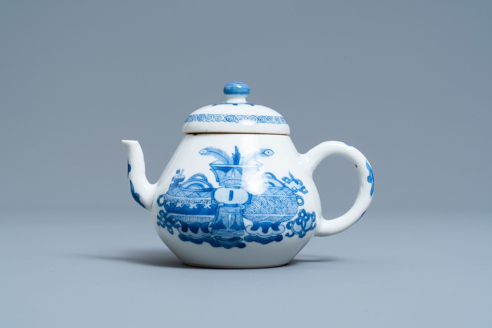 A Chinese blue and white teapot and cover with antiquities, Jiajing mark, Kangxi - Image 2 of 7