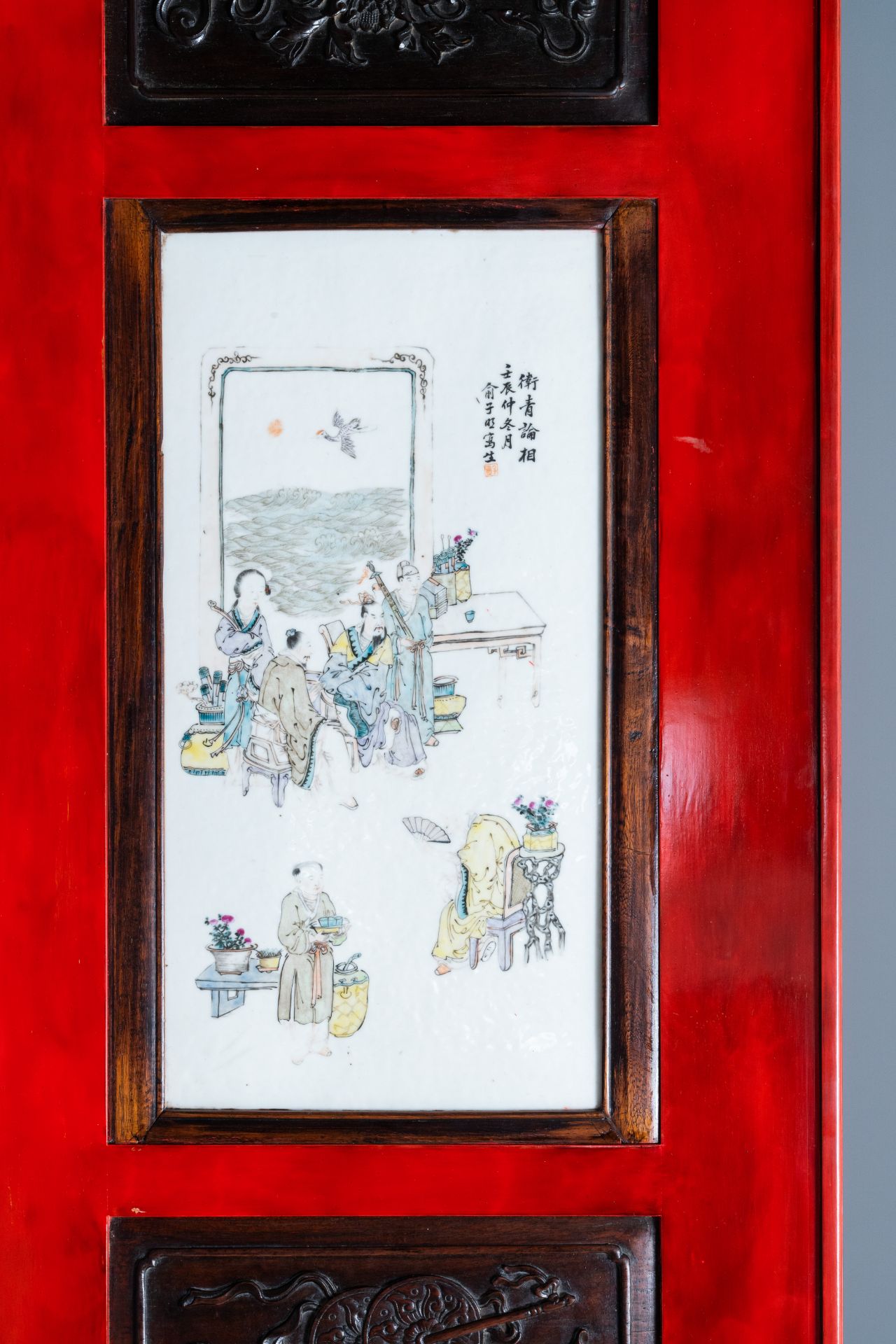 A Chinese qianjiang cai plaque mounted in a wooden table, 19/20th C. - Image 7 of 12