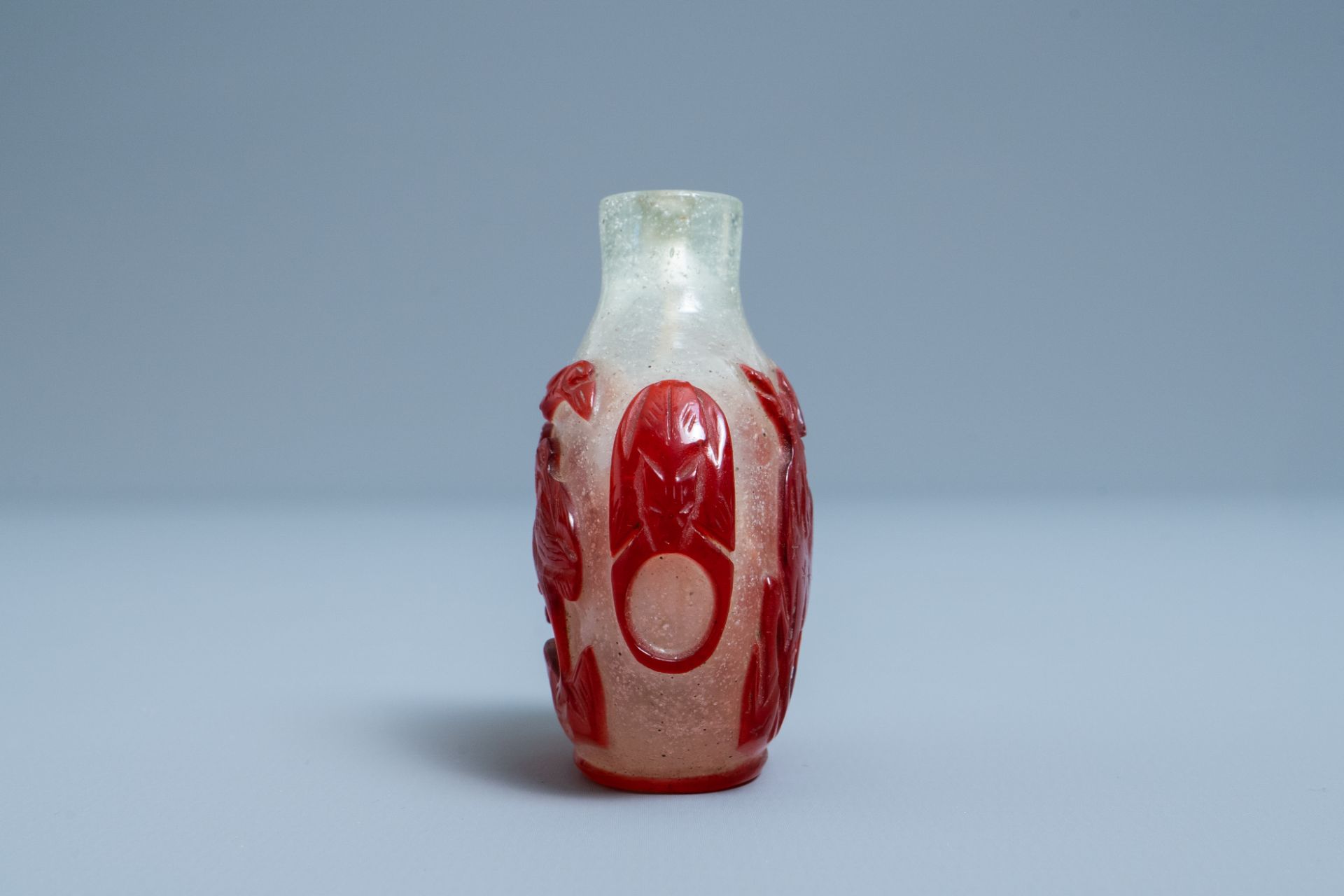 A Chinese red and white overlay glass snuff bottle, 18th C - Image 4 of 8