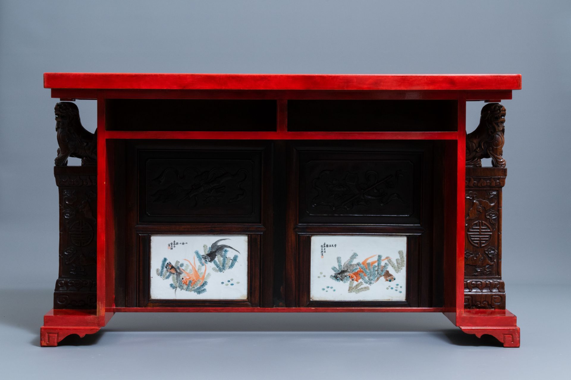 A Chinese qianjiang cai plaque mounted in a wooden table, 19/20th C. - Image 2 of 12