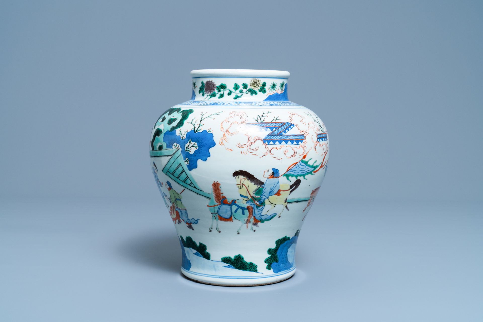 A Chinese wucai vase with equestrian scenes, 19th C. - Bild 2 aus 6