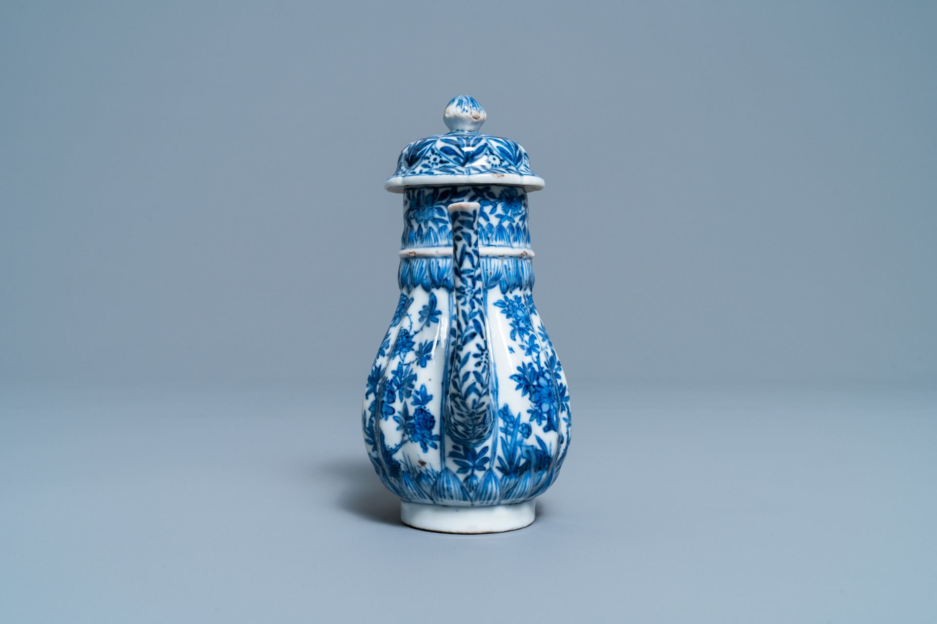 A tall Chinese blue and white teapot and cover, Kangxi - Image 5 of 7