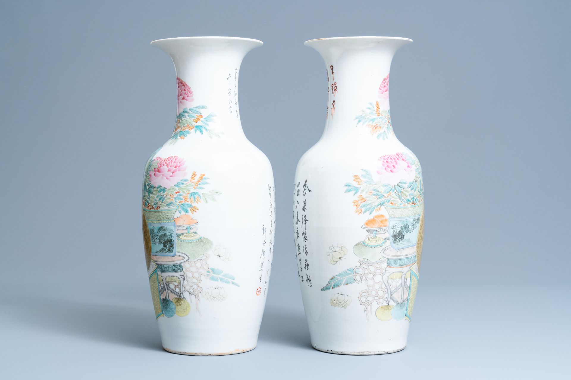 A pair of Chinese qianjiang cai vases with antiquities and buddhist lions, 19/20th C. - Image 2 of 6