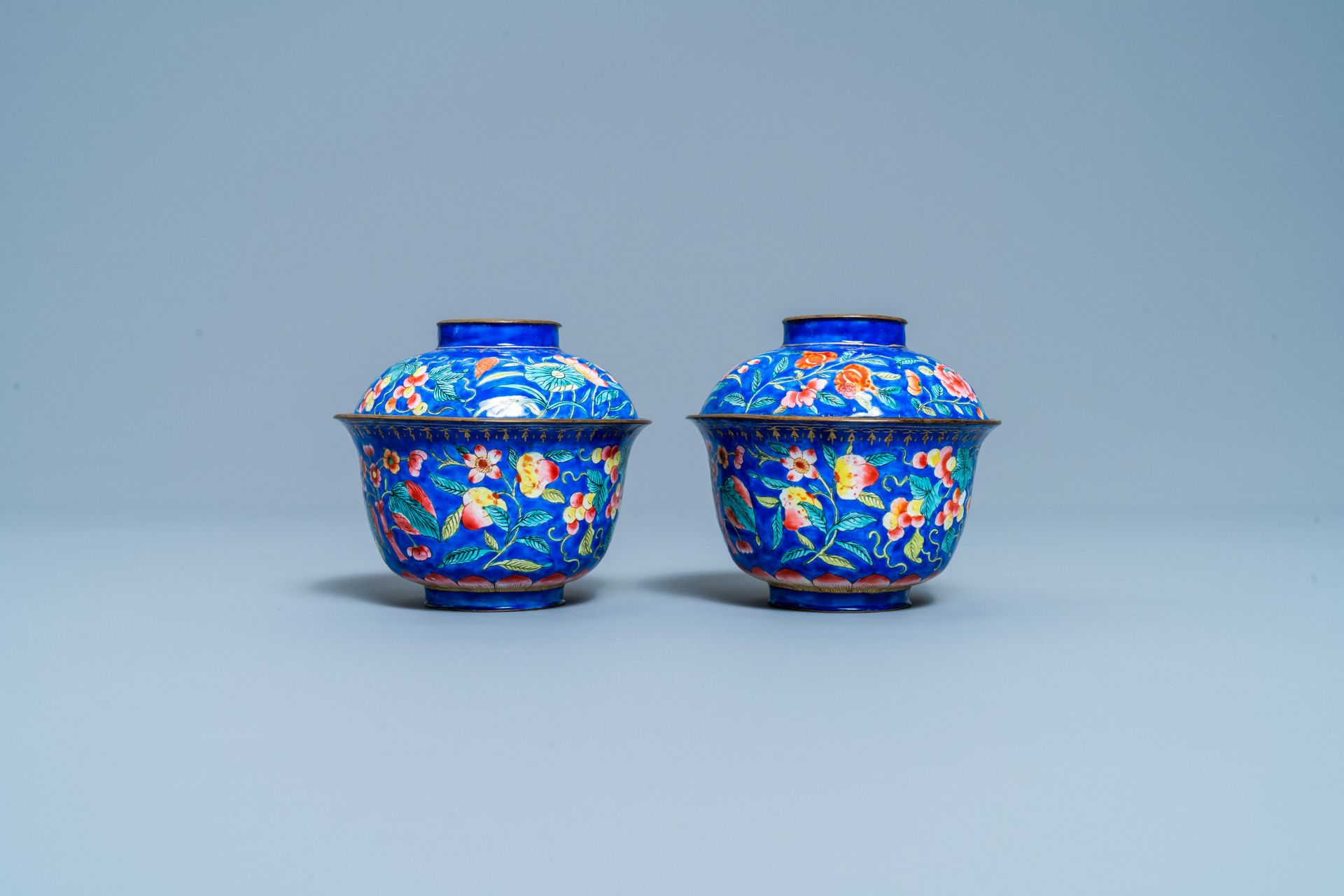 A pair of Vietnamese Phap Lam Hue enamel covered bowls on stands, 18/19th C. - Image 3 of 10