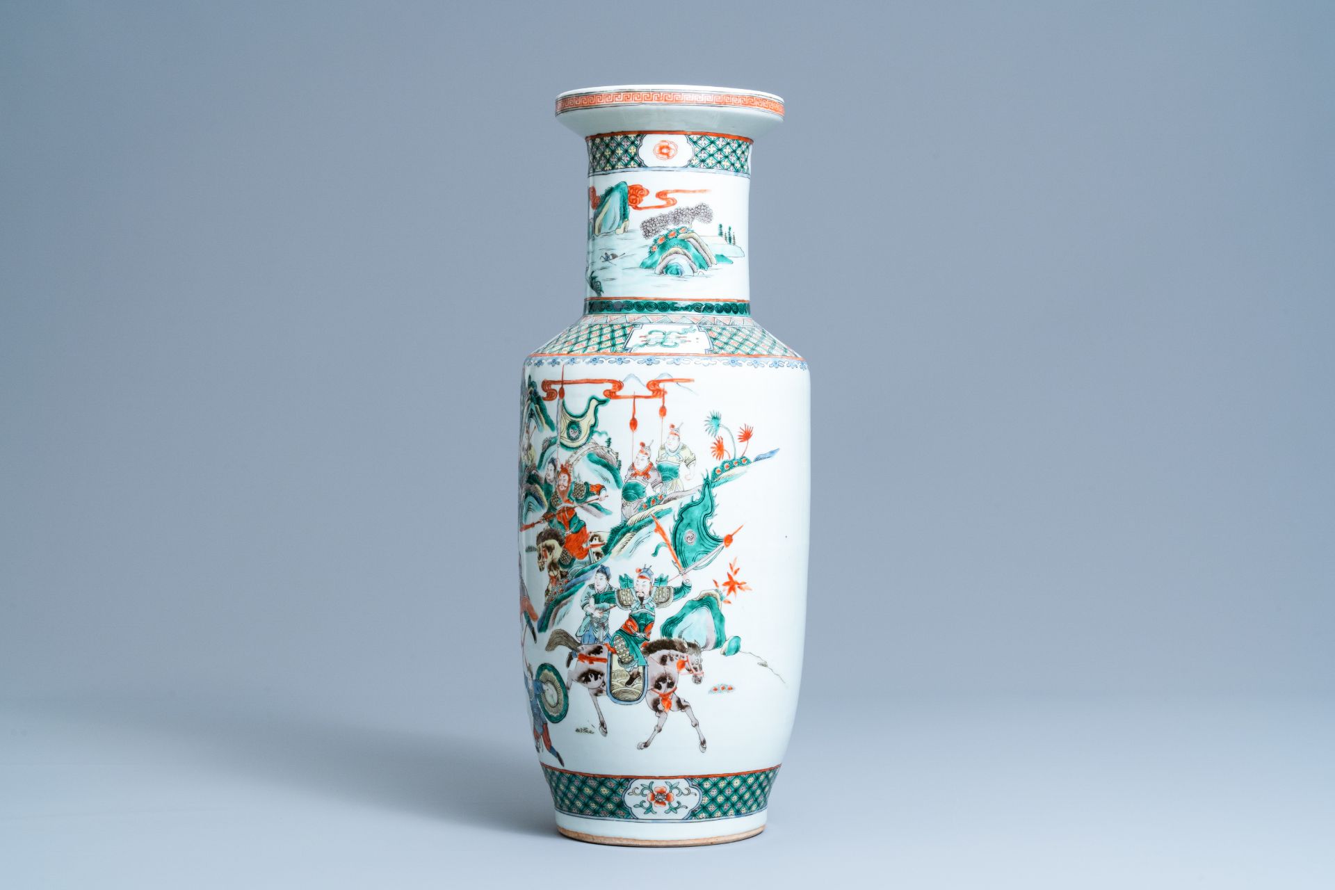 A Chinese famille verte rouleau 'battle scene' vase, 19th C. - Image 4 of 6