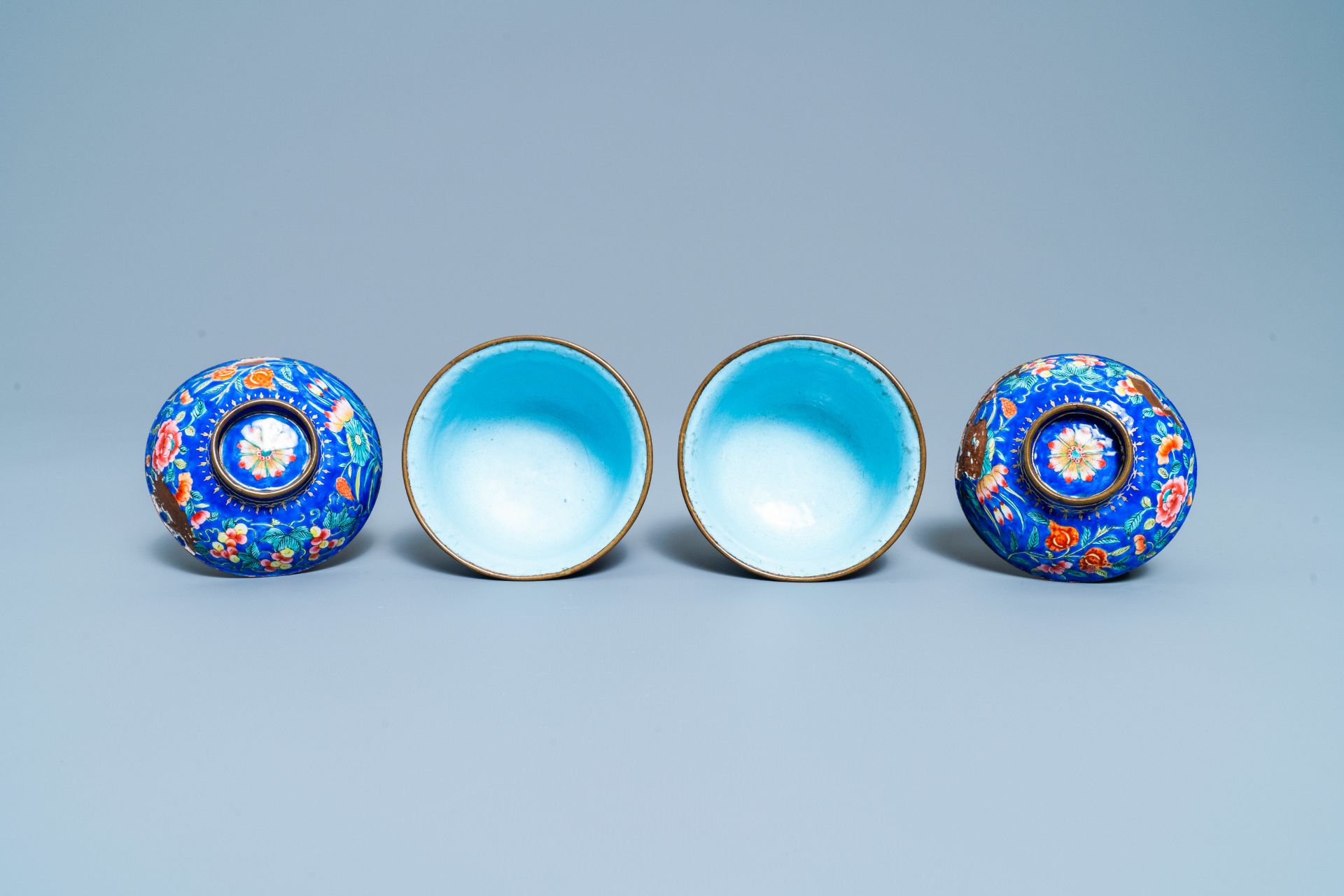 A pair of Vietnamese Phap Lam Hue enamel covered bowls on stands, 18/19th C. - Image 7 of 10