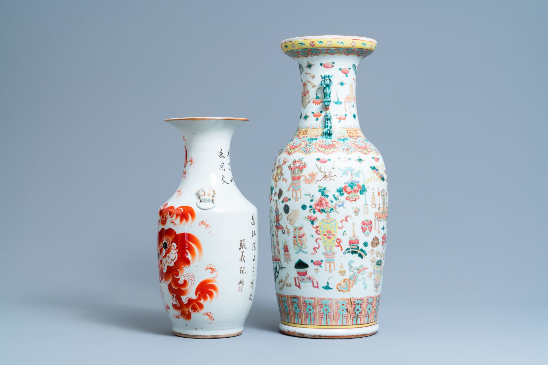 A Chinese famille rose 'antiquities' vase and an iron red Buddhist lion vase, 19/20th C. - Image 4 of 6