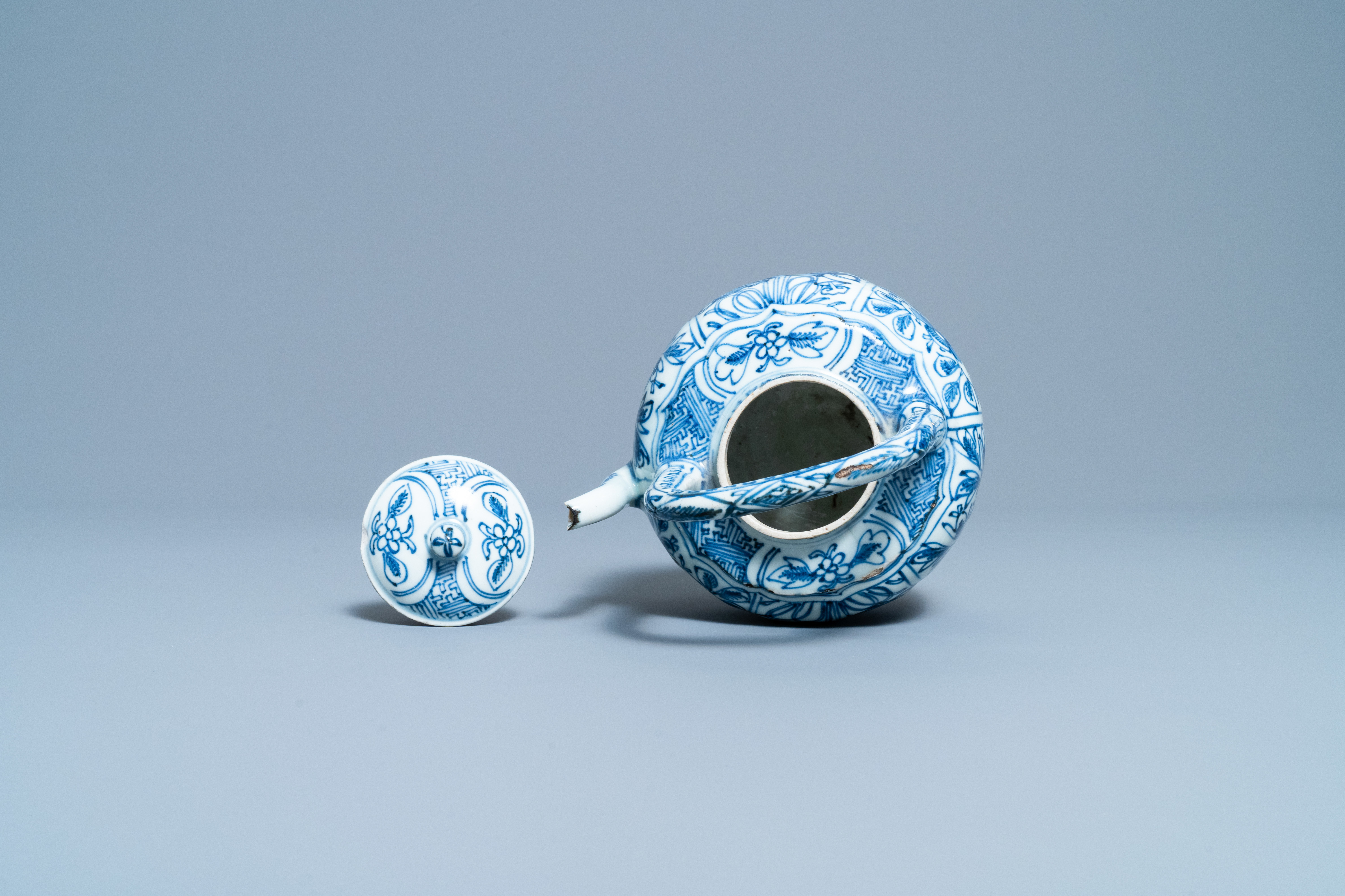 A Chinese blue and white wine ewer and cover, Wanli - Image 6 of 7